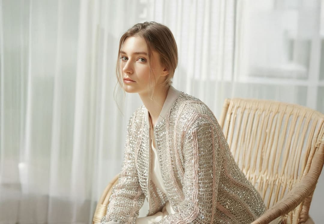 Détails de maille d’un gilet femme beige Misciano : textures ajourées, fibres coton, Tencel, lin et soie