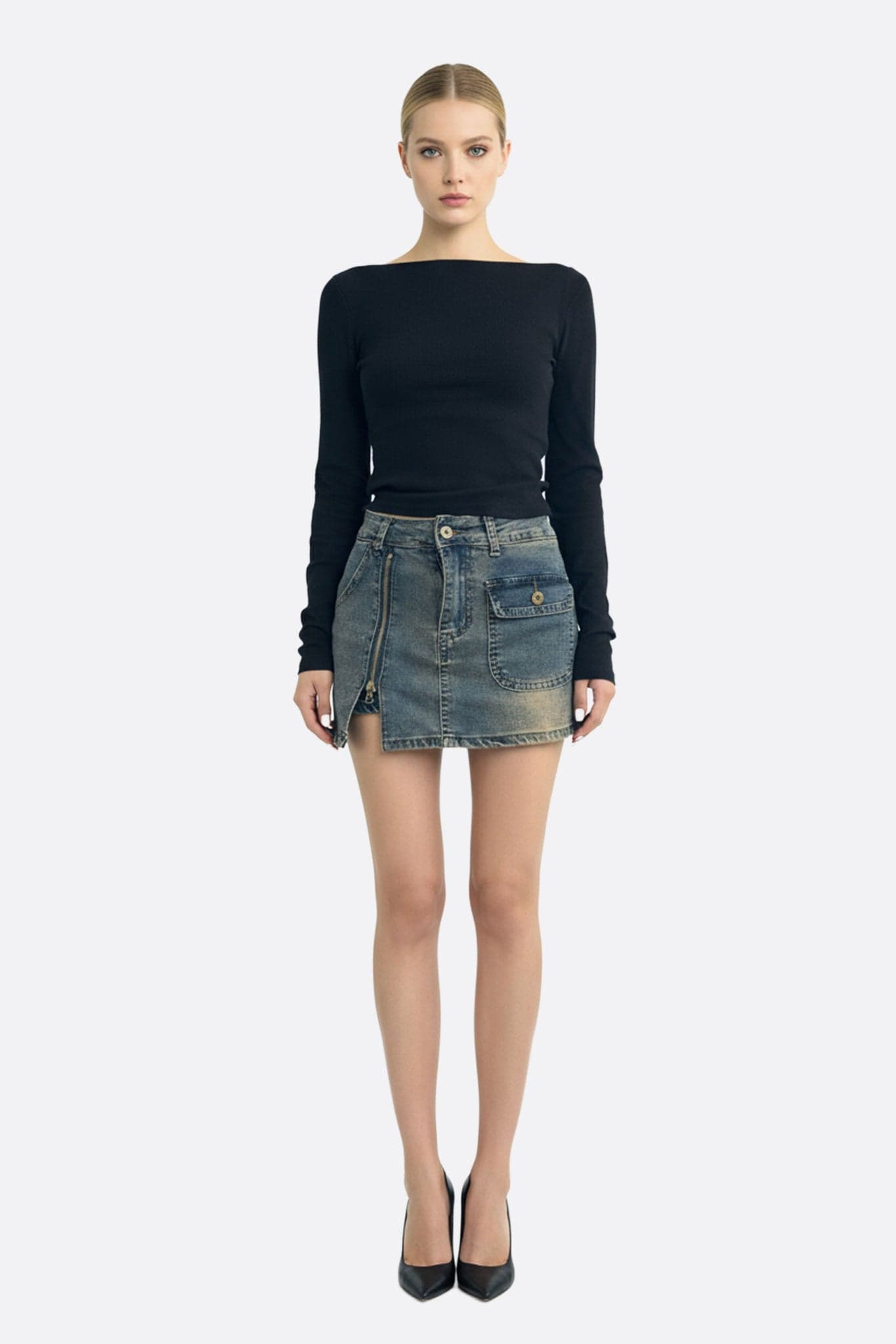 Jupe courte en denim délavé avec fermeture asymétrique pour un style urbain chic et moderne.