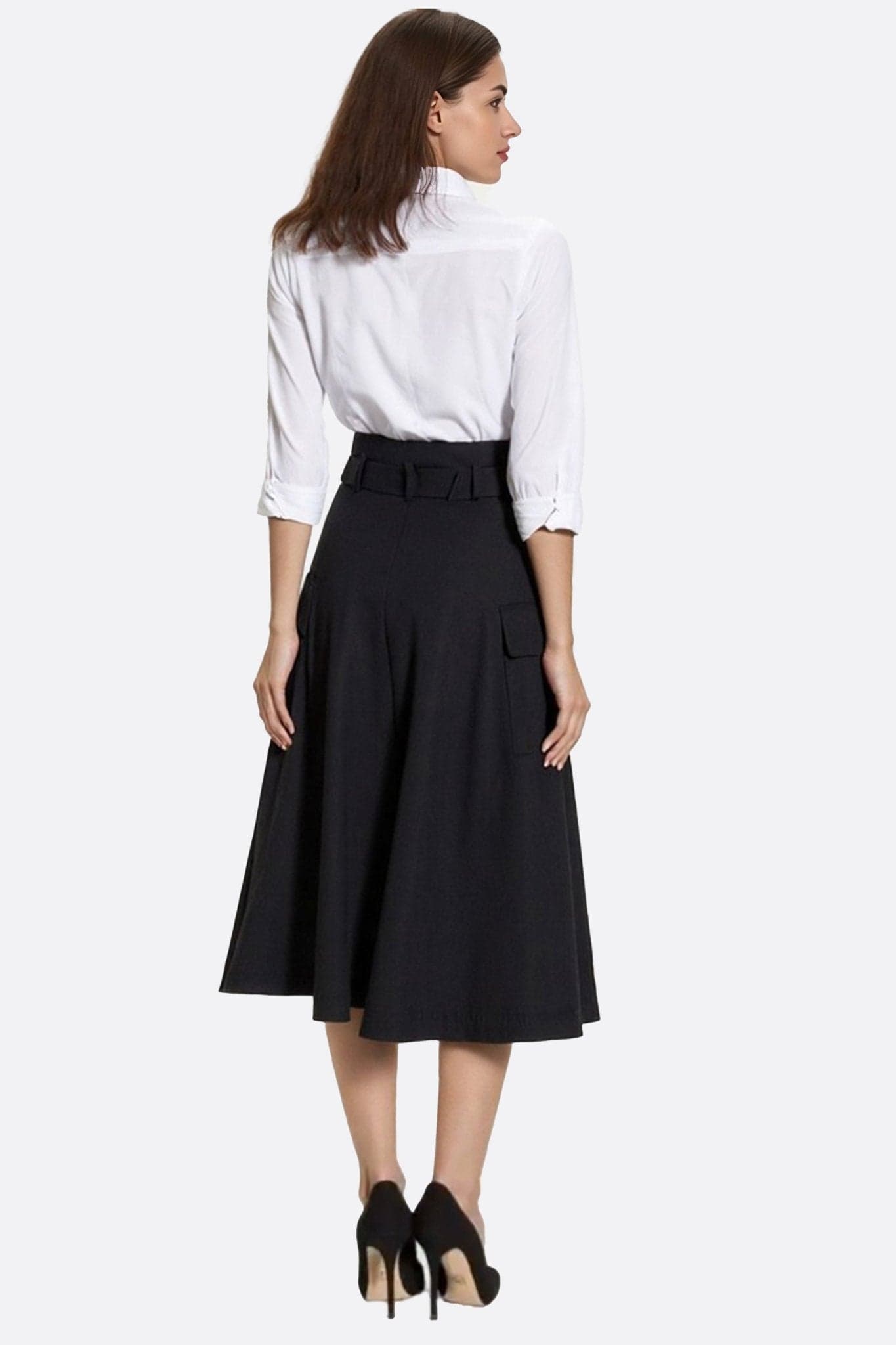 Texture délicate de la jupe midi noire à taille haute, mettant en valeur la ceinture intégrée pour une allure chic et...