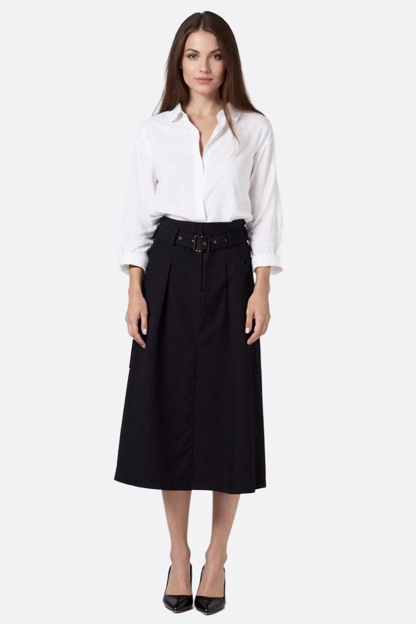 Détail latéral de la jupe midi noire à taille haute, accentuant la ceinture intégrée pour un style chic et intemporel.