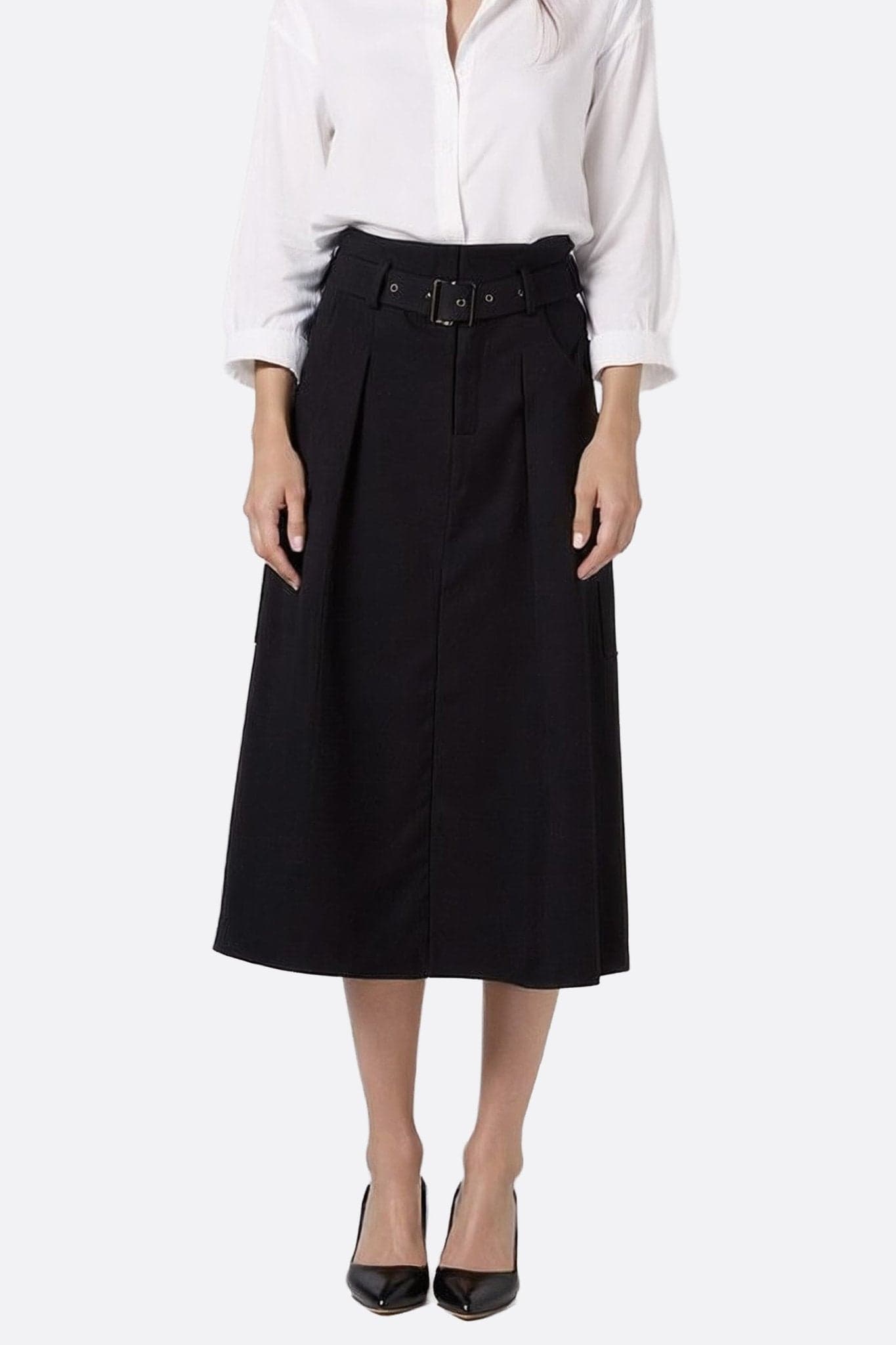 Jupe midi noire à taille haute avec ceinture intégrée, idéale pour un look chic au quotidien ou lors d'une soirée raffinée.