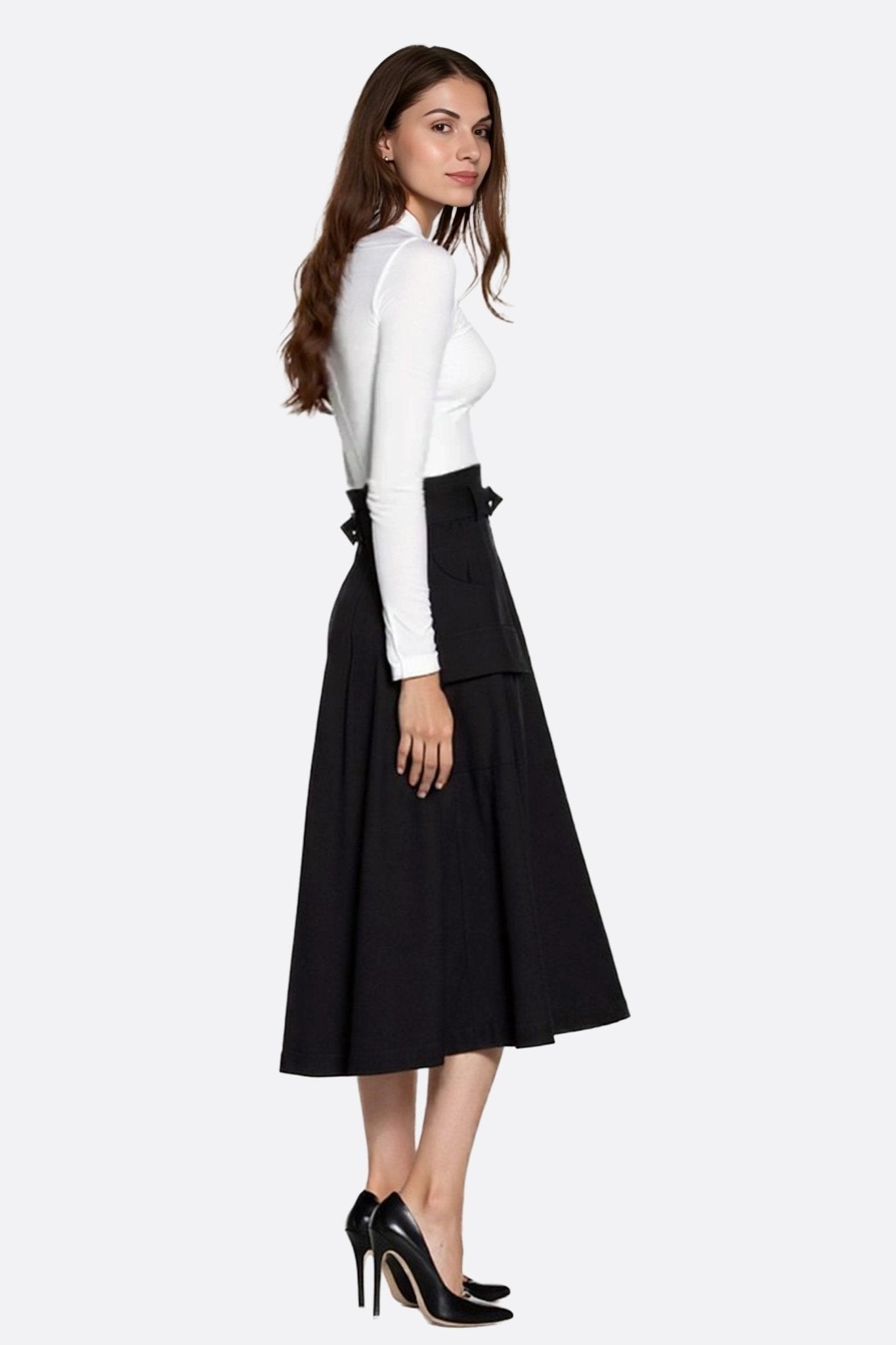Vue en 3/4 de la jupe noire midi à taille haute, soulignant la ceinture intégrée pour une silhouette élégante et raffinée.