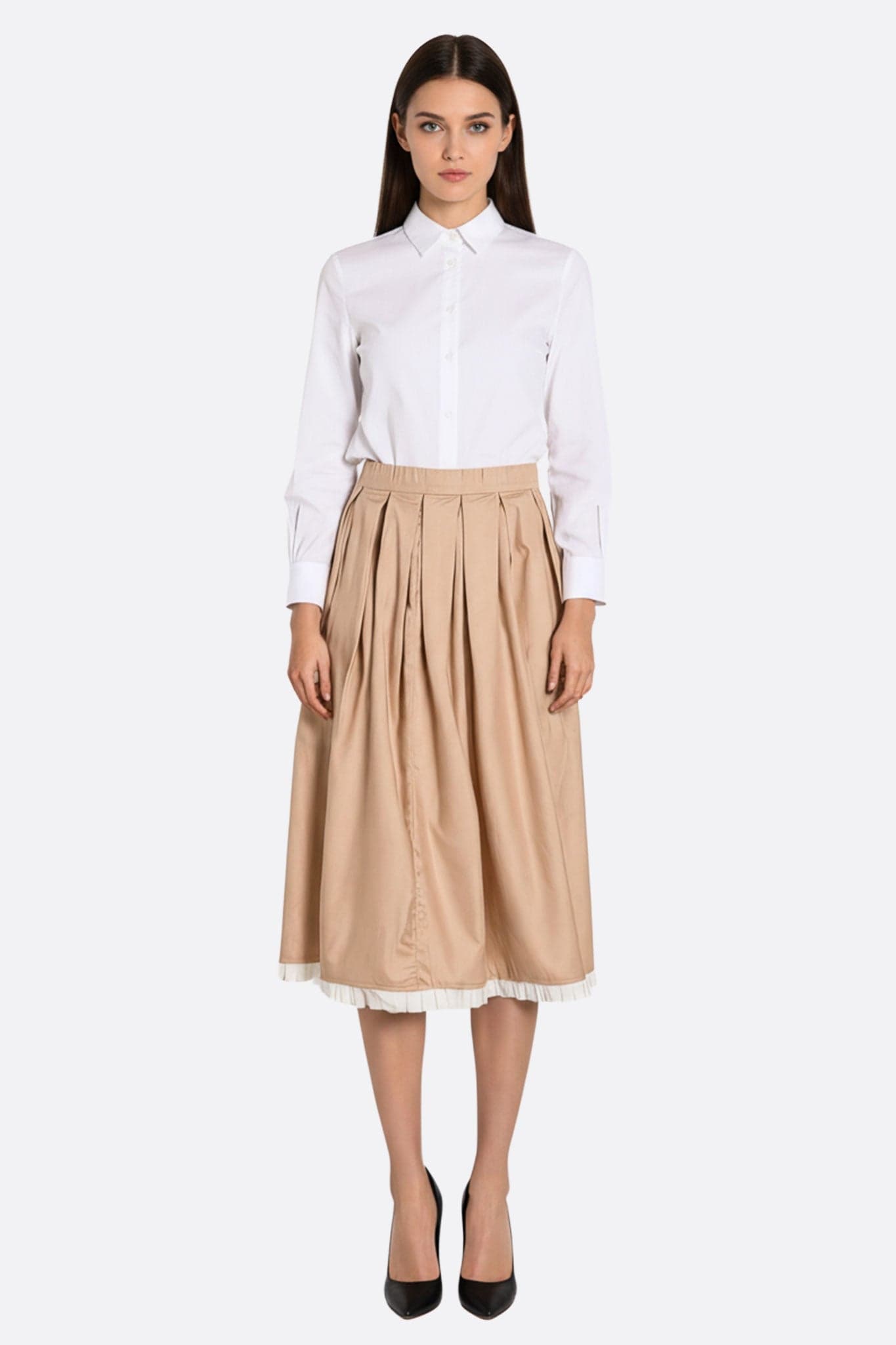 Une jupe midi plissée de couleur beige avec des bordures contrastantes, parfaite pour un look chic lors d'une soirée.