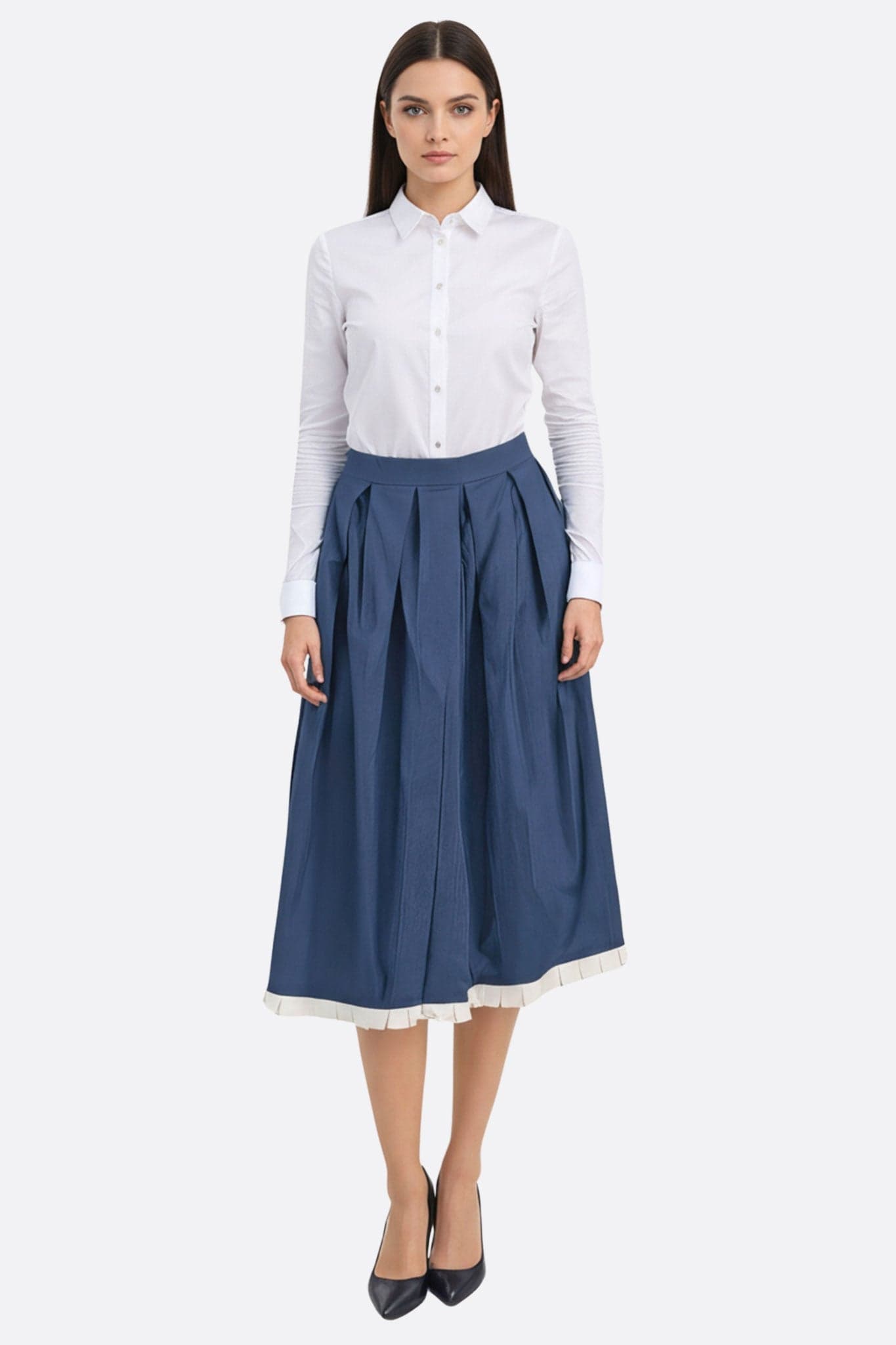 Elegante plissierte Midi-Jupe in tiefblau mit feinem kontrastierendem Saum in écru, ideal für festliche Anlässe oder...