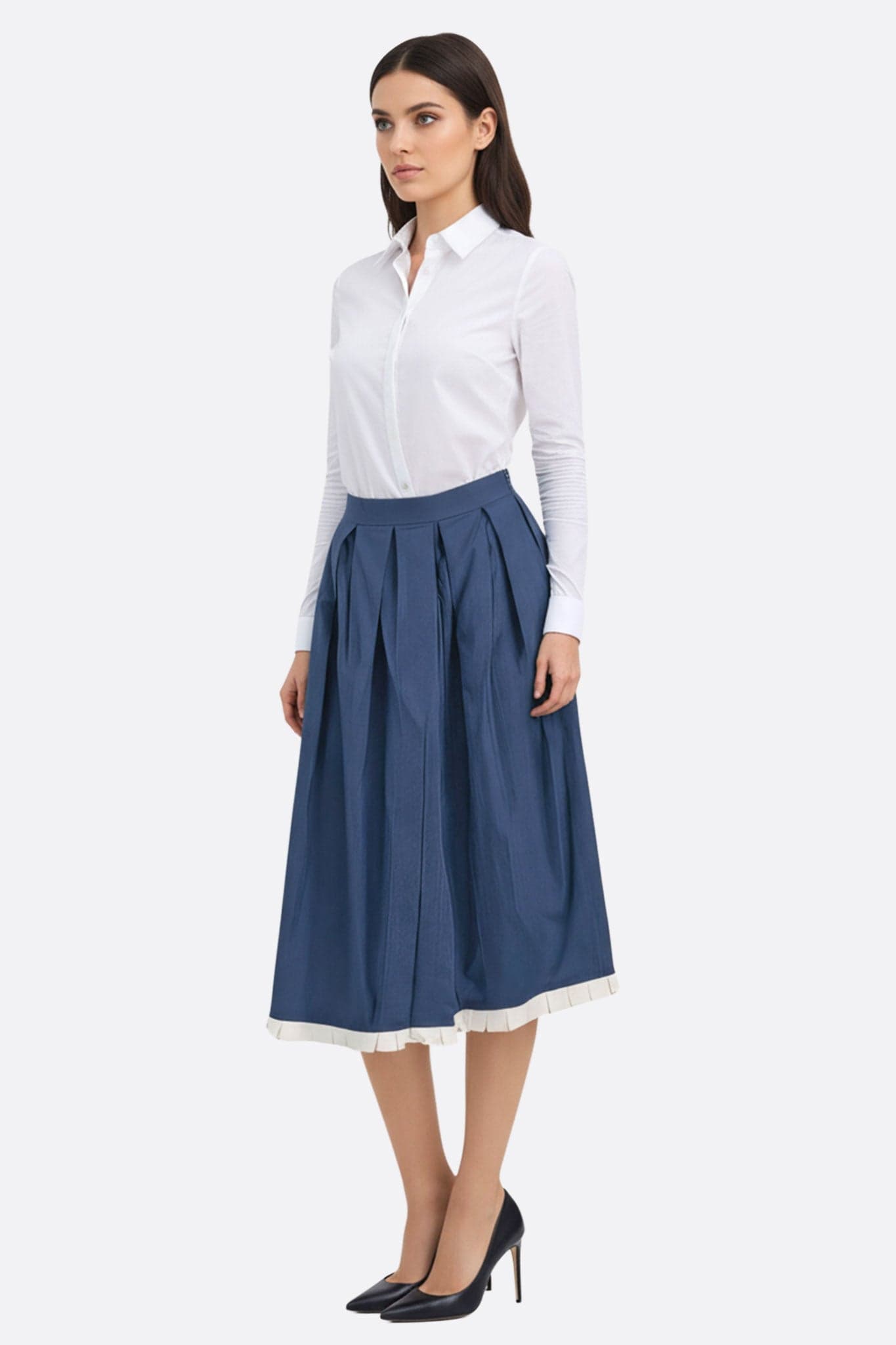 Jupe midi plissée bleu nuit avec finition écrue, un choix élégant pour une soirée ou une sortie raffinée.