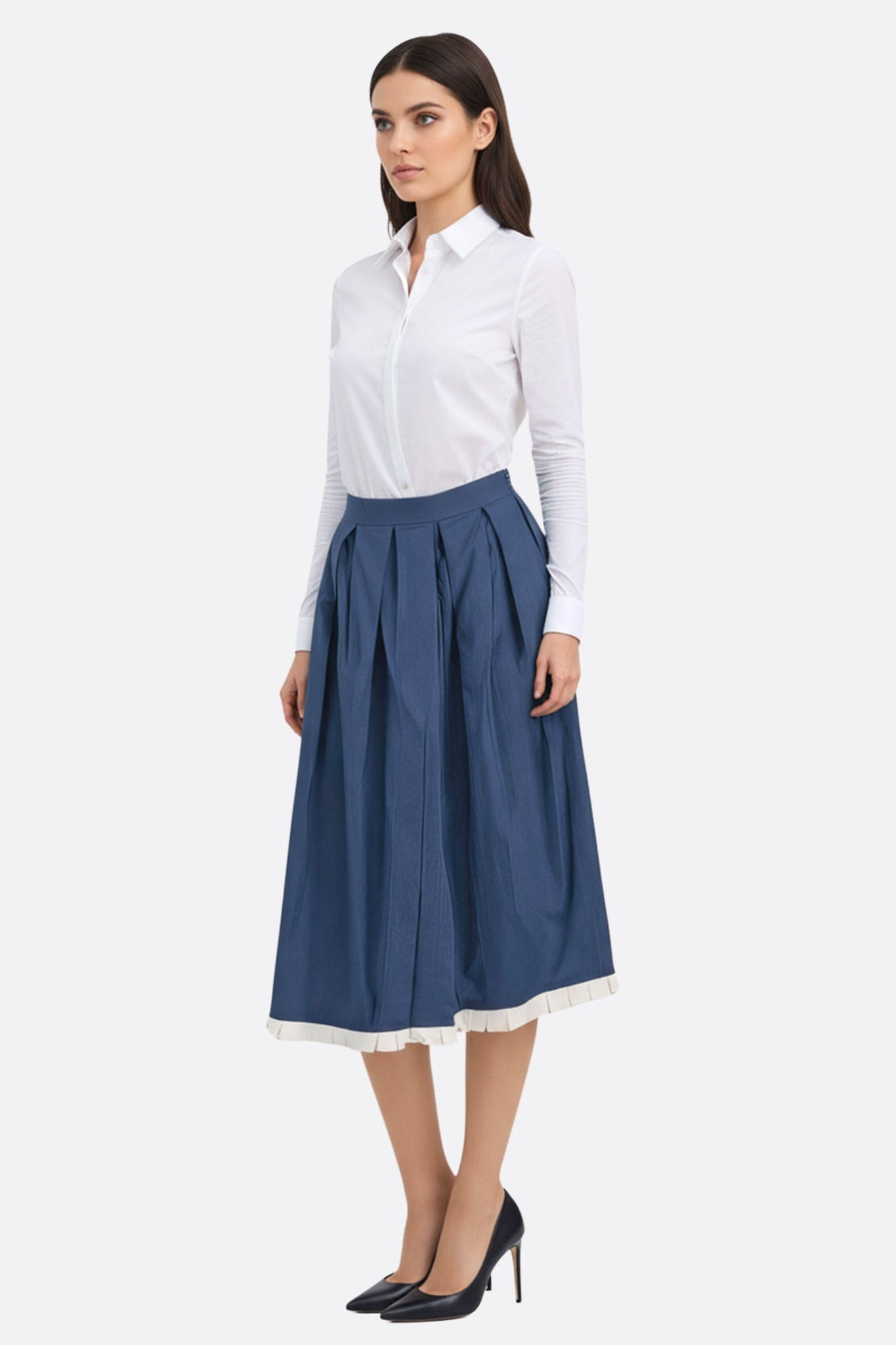 Jupe midi plissée bleu nuit avec finition écrue, un choix élégant pour une soirée ou une sortie raffinée.