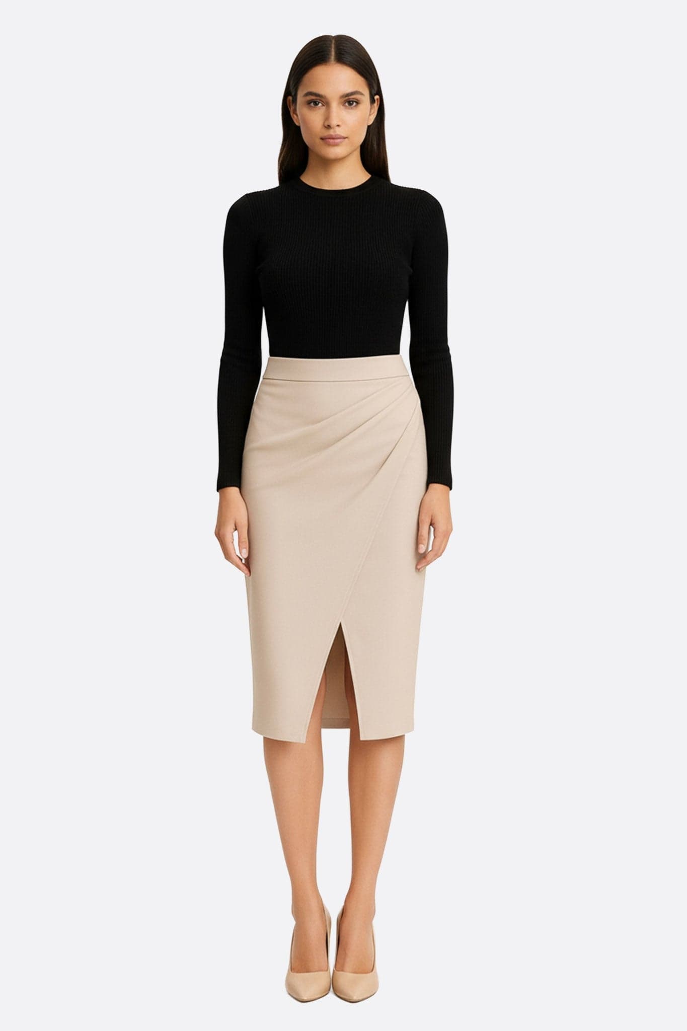 Jupe portefeuille beige en simili cuir, silhouette chic idéale pour un look élégant en soirée ou au bureau.