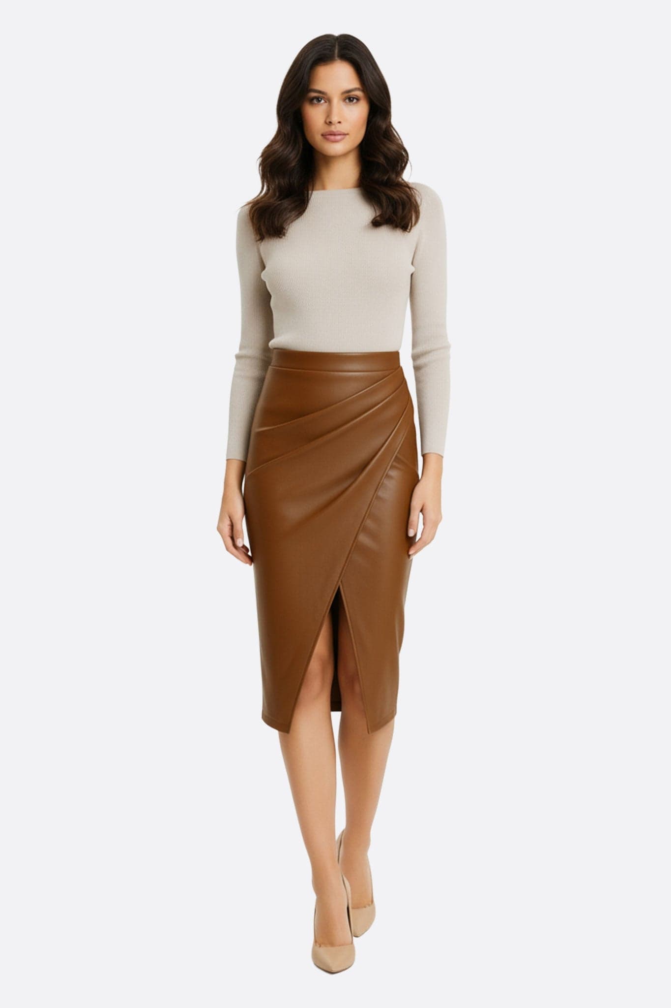 Jupe portefeuille midi en simili cuir marron camel, élégante et chic, idéale pour un look affirmé au quotidien.