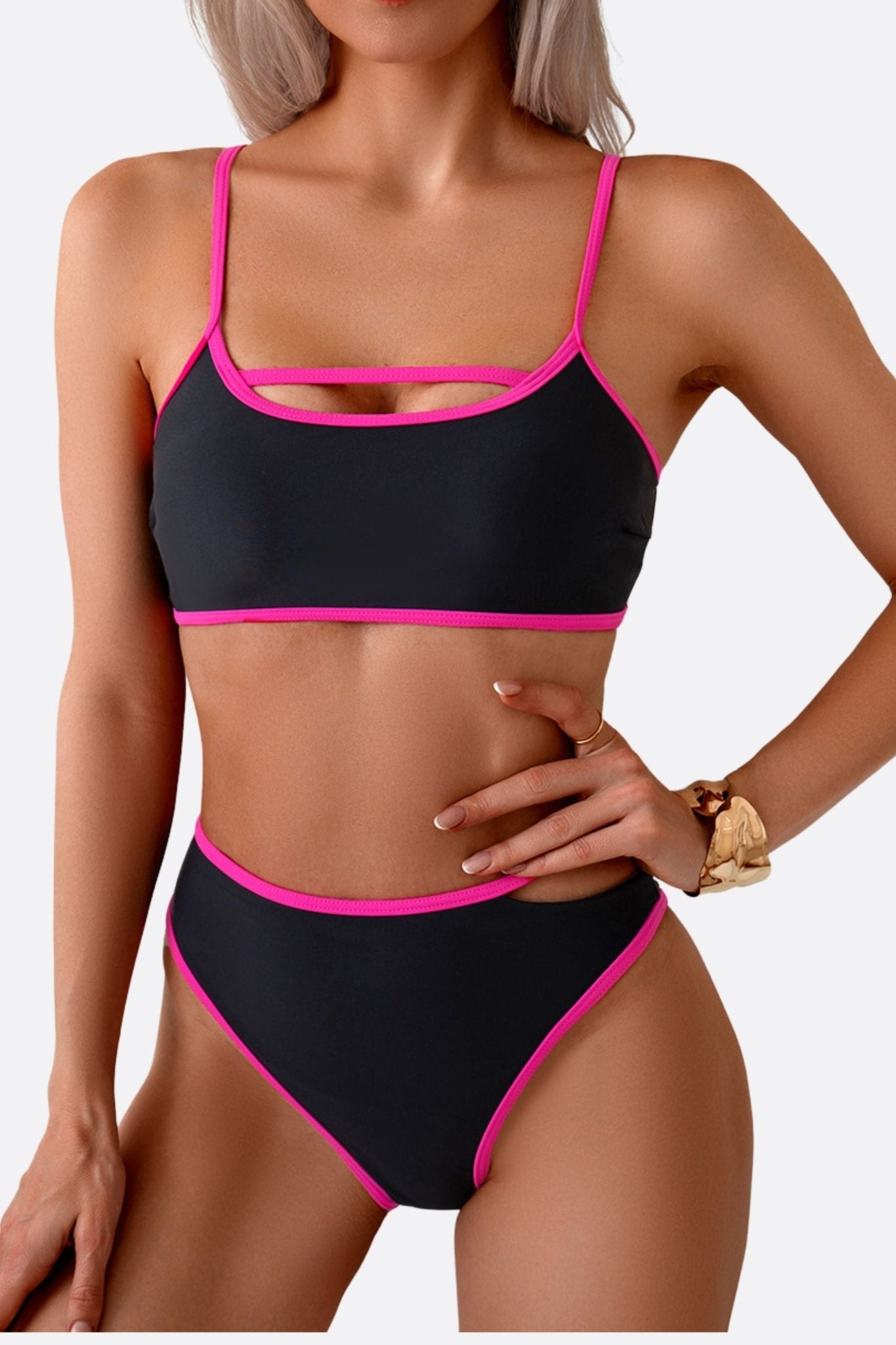 Bikini noir taille haute avec touches fuchsia, une pièce audacieuse pour sublimer votre silhouette avec élégance.