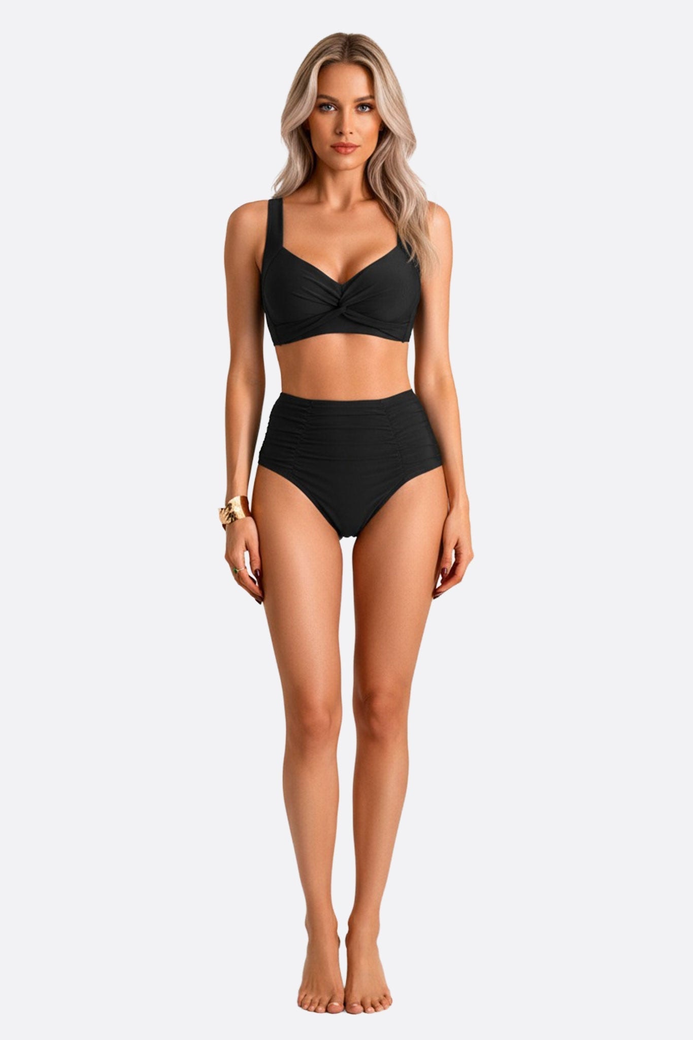 Bikini noir taille haute, effet gainant, mettant en valeur la silhouette, idéal pour des moments chic au bord de la piscine.