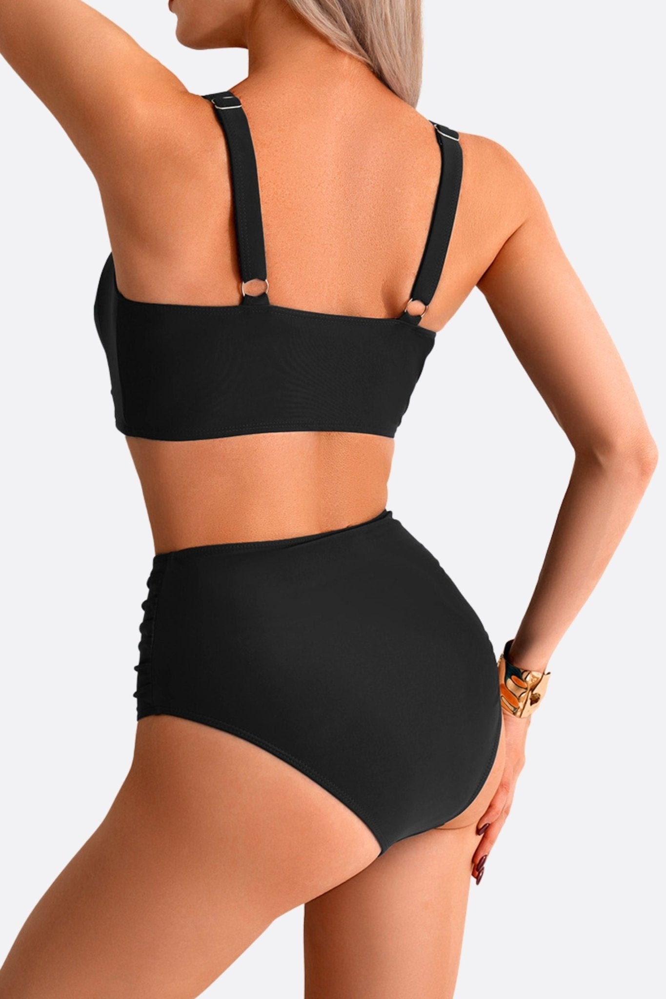 Détail élégant du maillot de bain bikini noir à effet gainant, parfait pour sublimer votre silhouette lors d'une soirée...