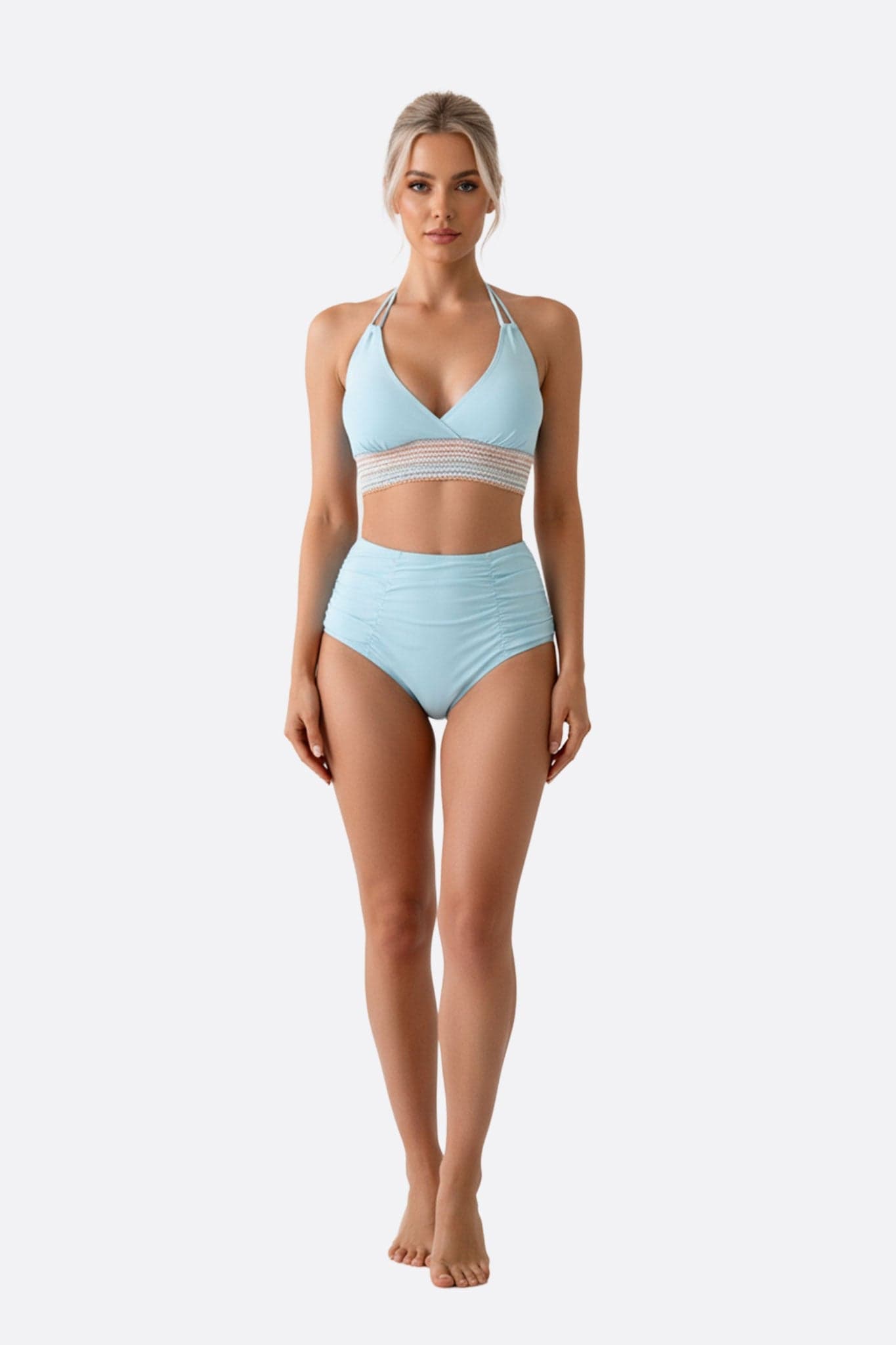 Bikini bleu pastel chic avec taille haute froncée et bande crochetée multicolore, parfait pour les vacances d'été.