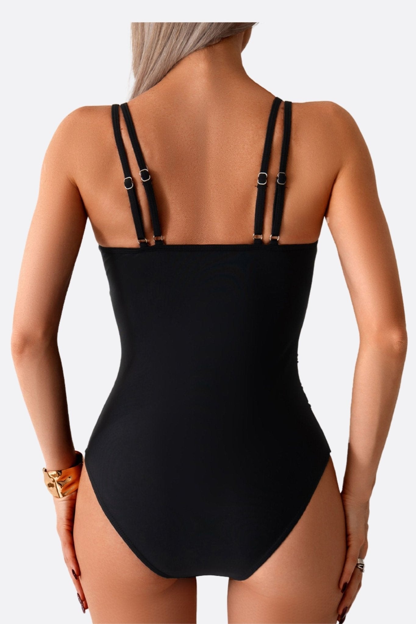 Détail du maillot de bain noir chic, mettant en valeur la résille délicate pour un look sophistiqué à la plage.