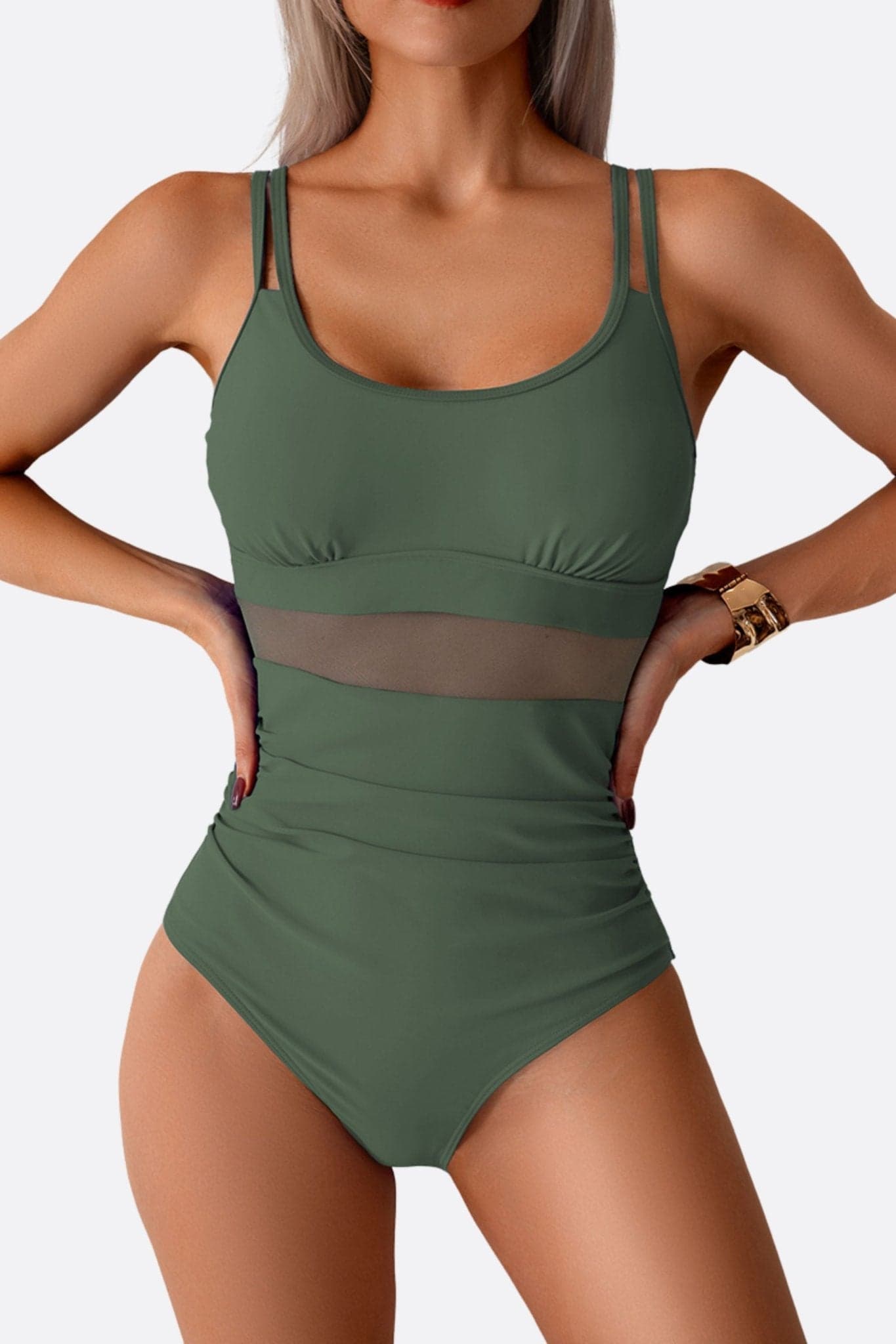 Zoom sur le maillot de bain vert kaki, élégant détail en résille, idéal pour une escapade estivale raffinée.