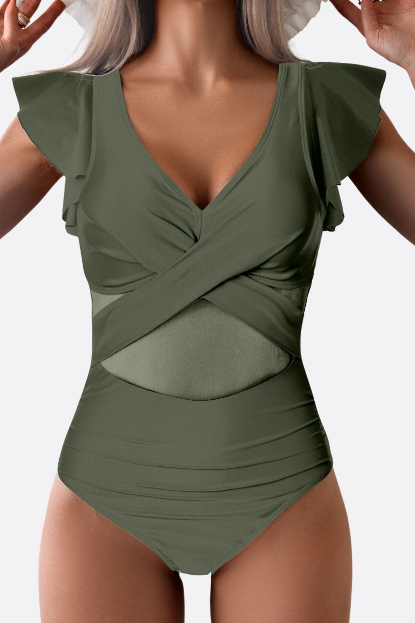 Détail chic du maillot de bain une pièce vert olive avec volants, offrant une touche raffinée pour des occasions estivales.
