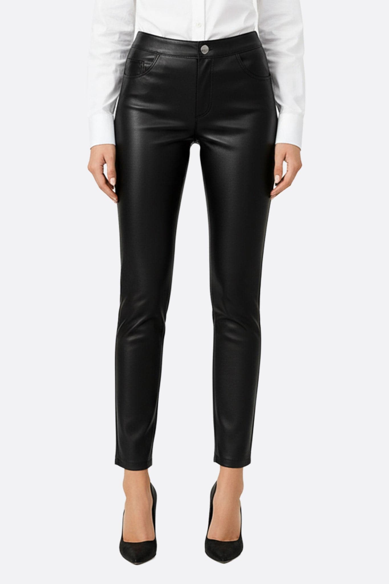 Pantaloni in ecopelle nera, taglio elegante e moderno, perfetti per look da sera o per un appuntamento casual chic.