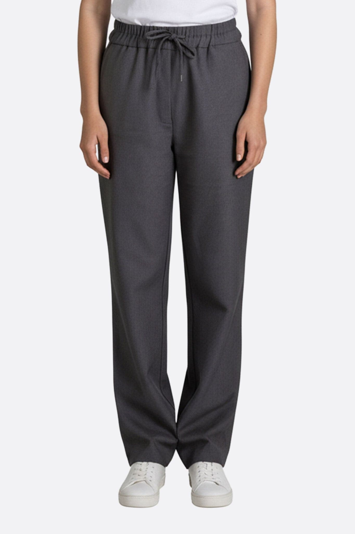 Pantalon gris élégant à taille élastique, parfait pour un look décontracté chic au quotidien.