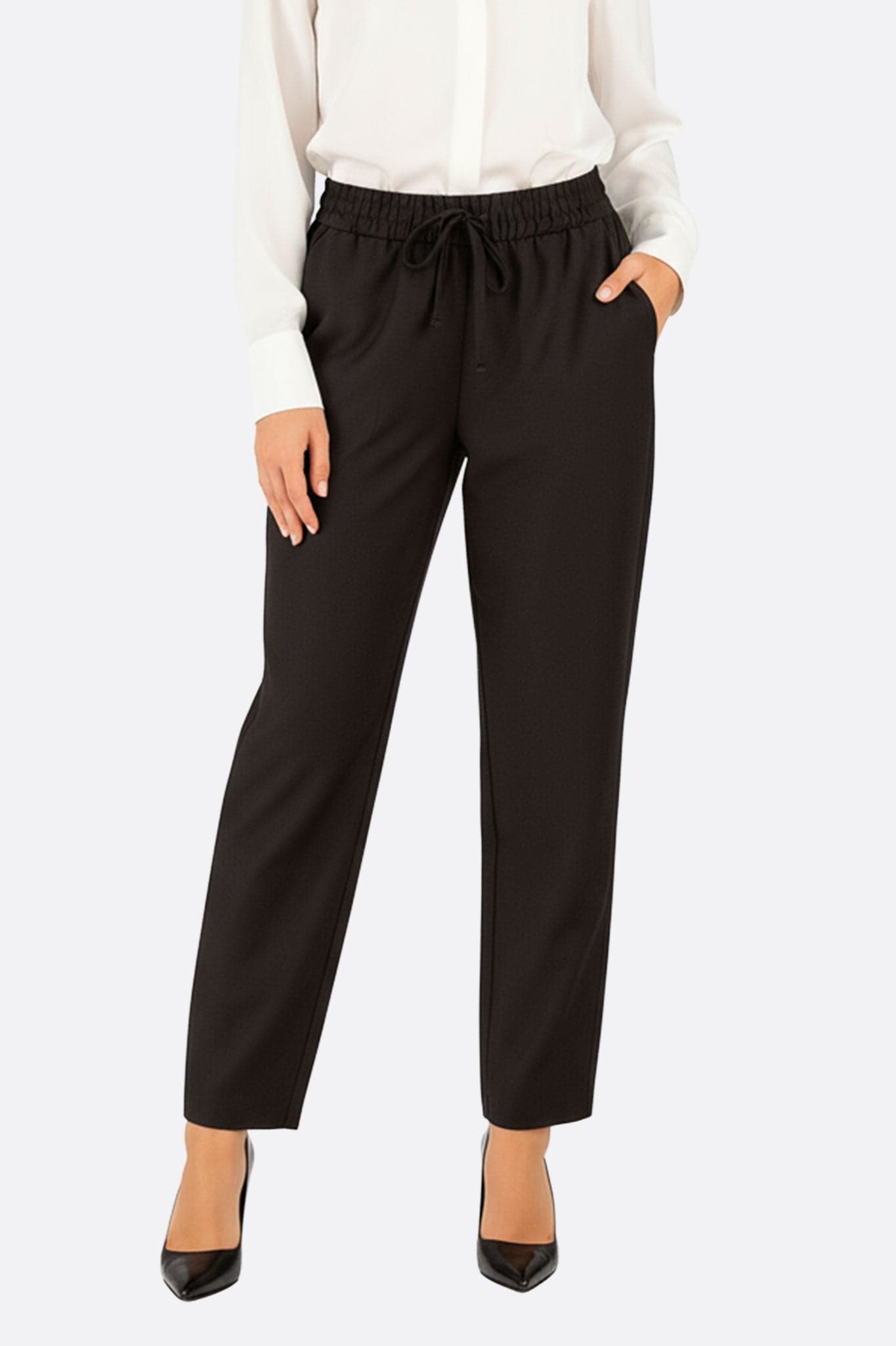 Pantalón elegante negro de talle alto con cintura elástica, ideal para looks casuales y sofisticados.