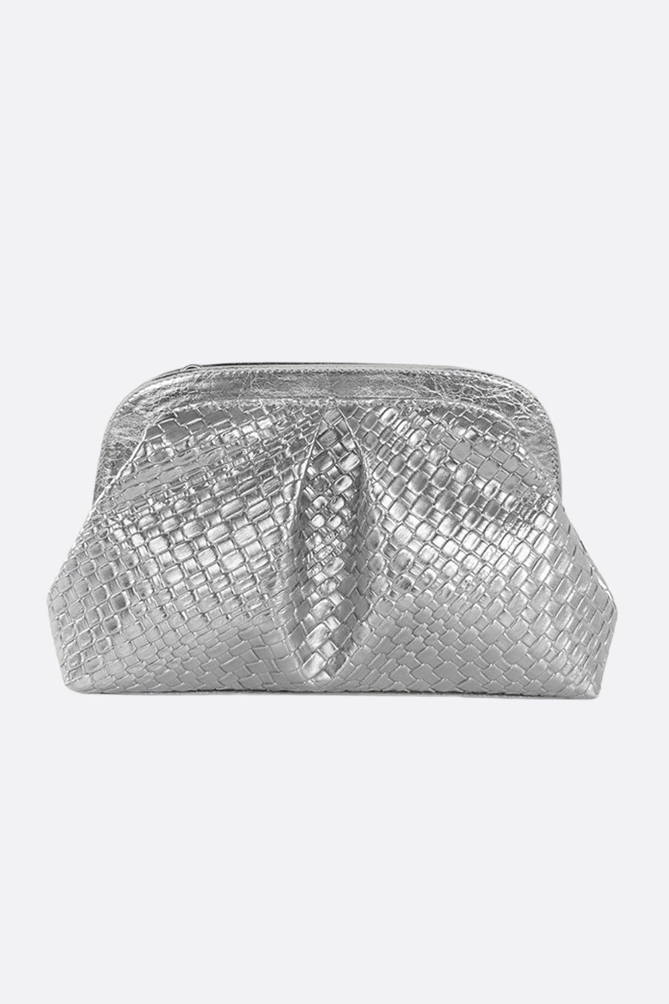 Pochette argentée à effet tressé, accessoire chic et intemporel pour compléter une tenue de soirée raffinée.