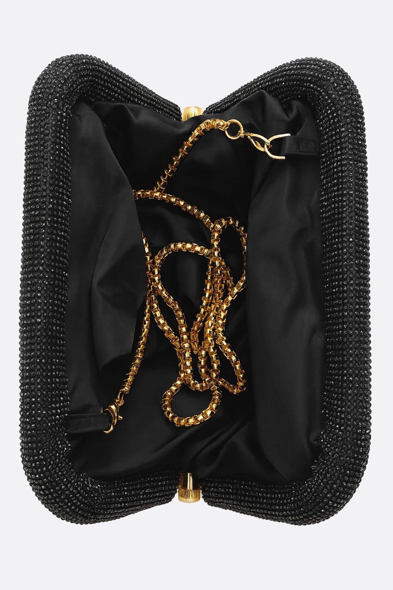 Silhouette plissée de la pochette chic noire ornée de cristaux, accessoire parfait pour sublimer vos tenues de soirée.