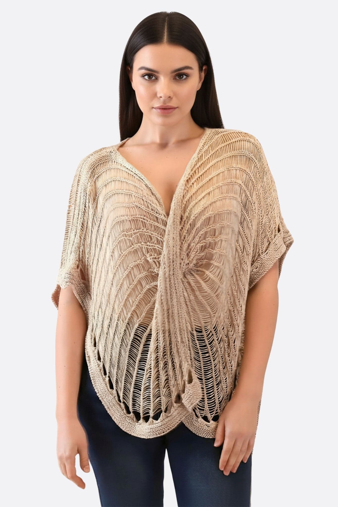 Poncho beige en maille ajourée, style bohème élégant, parfait pour les sorties décontractées ou chics, Made in Italy.