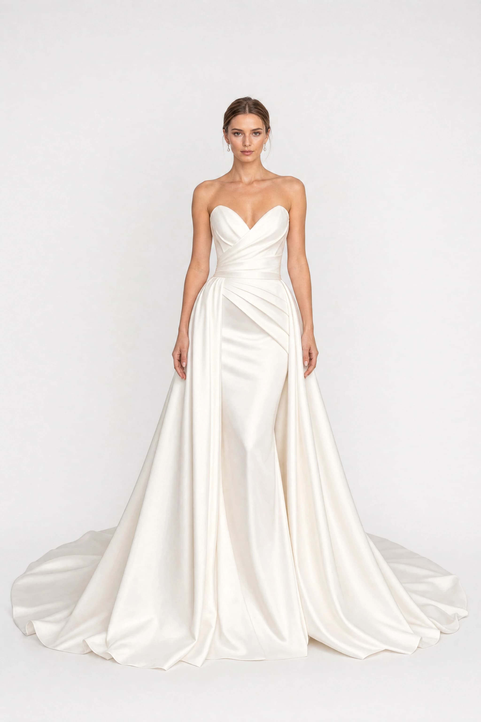 Langes Brautkleid aus weißem Satin mit Bustier und Schleppe, Vorderansicht im Studio