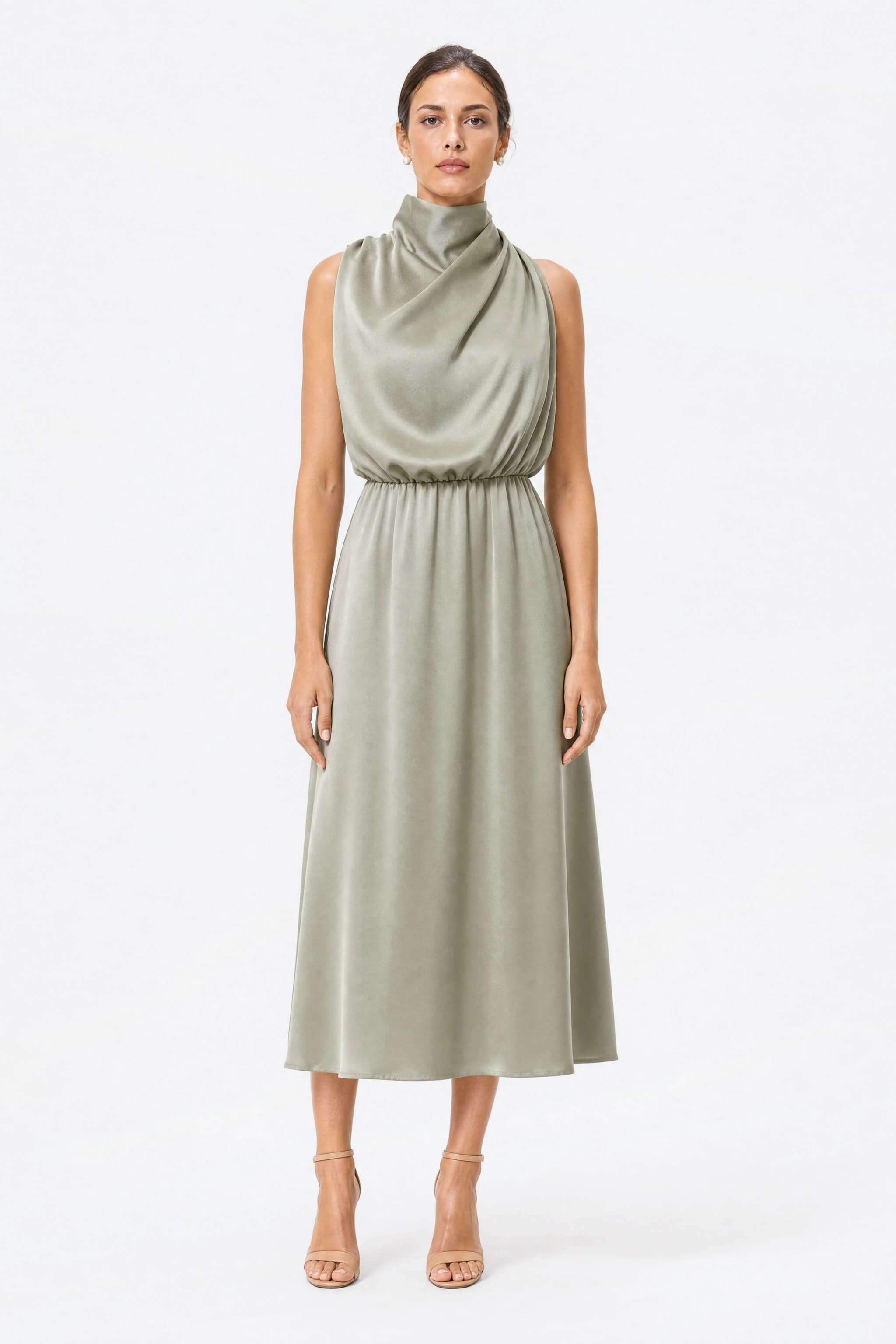 Robe midi Misciano satinée vert sauge portée de face, col cheminée drapé et jupe évasée