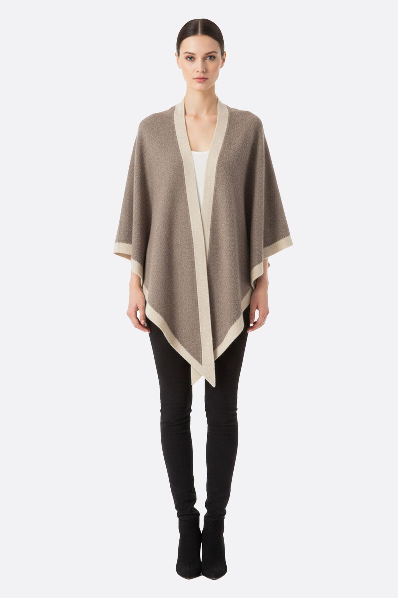 Poncho en cachemire taupe agrémenté de bandes contrastantes beiges, accessoire essentiel pour une allure raffinée au...