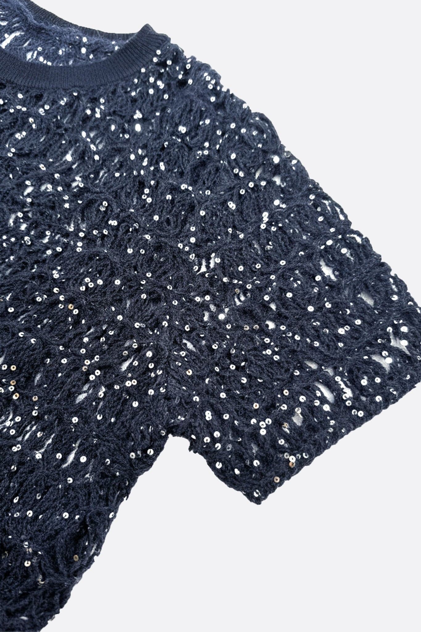 Detail des marineblauen Lochmuster-Pullovers, das die flauschige Mohair-Lurex-Textur für einen eleganten Stil hervorhebt.