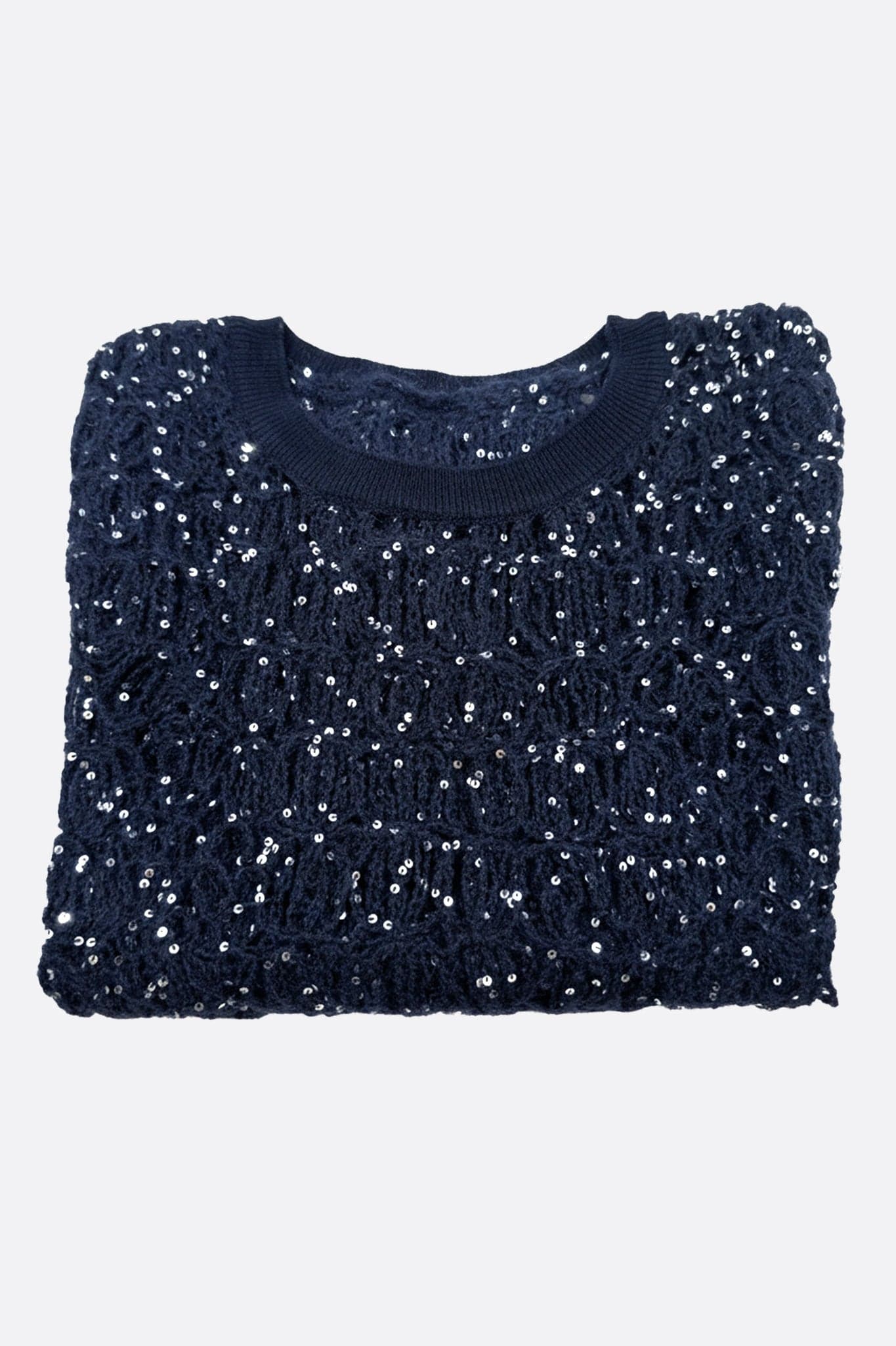 Detail des marineblauen Pullovers mit Lochmuster, das den Glanz von Lurex und die eleganten kurzen Ärmel hervorhebt.