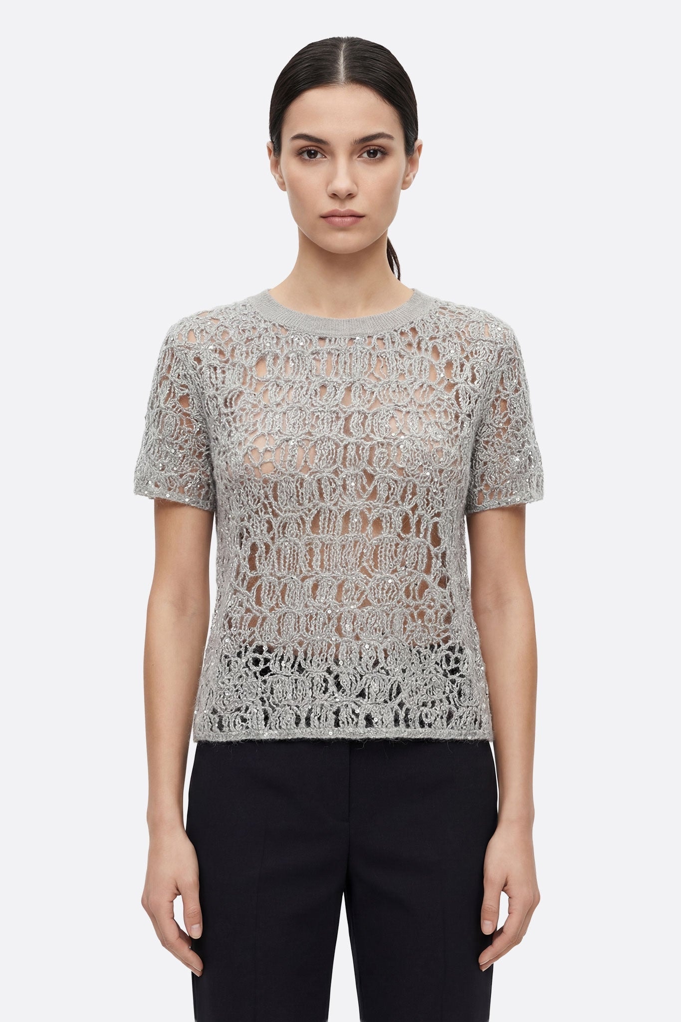 Jersey gris perla de punto calado de mohair y lurex, de manga corta, perfecto para un look chic de noche.