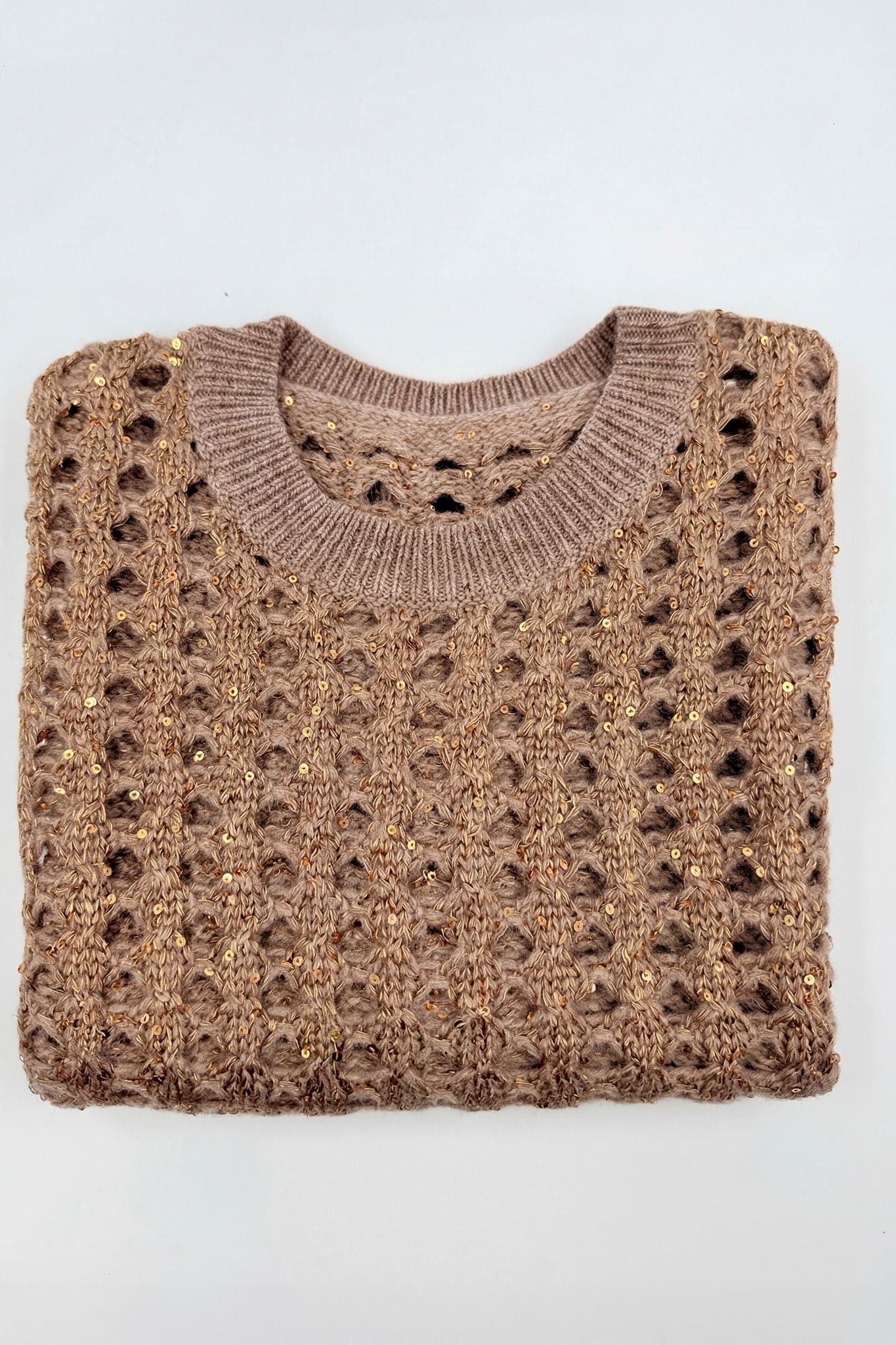 Rückendetail des ärmellosen Pullovers in Taupegrau, das die Ajour-Struktur und den Glanz der Pailletten für einen raffinierten Stil hervorhebt.