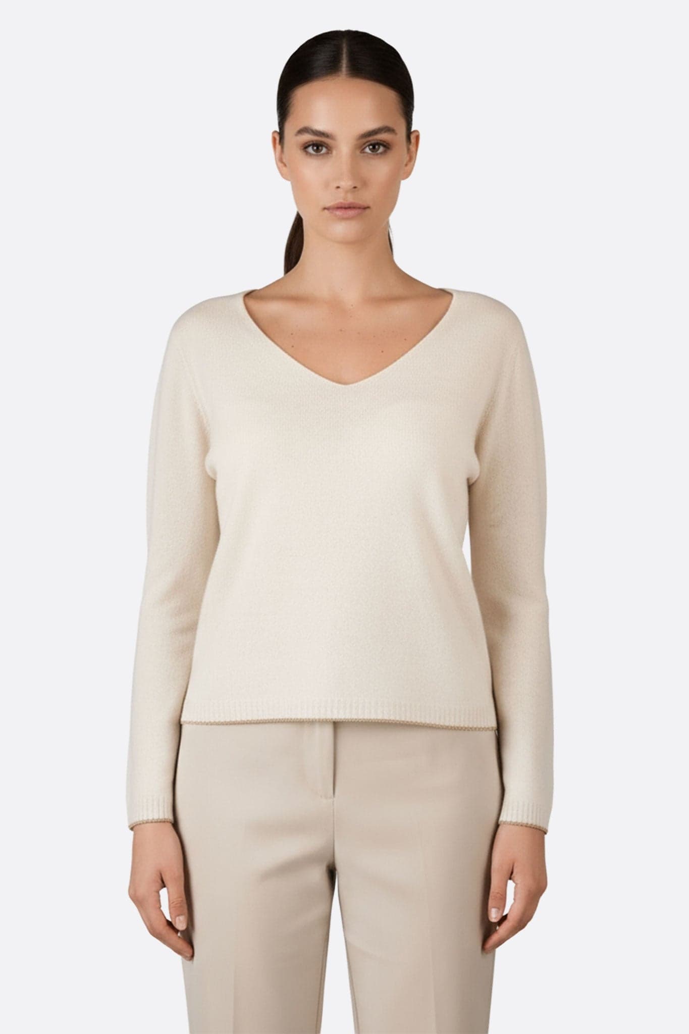 Pull écru en laine mérinos et cachemire, col V, avec élégantes finitions dorées, idéal pour des occasions raffinées.