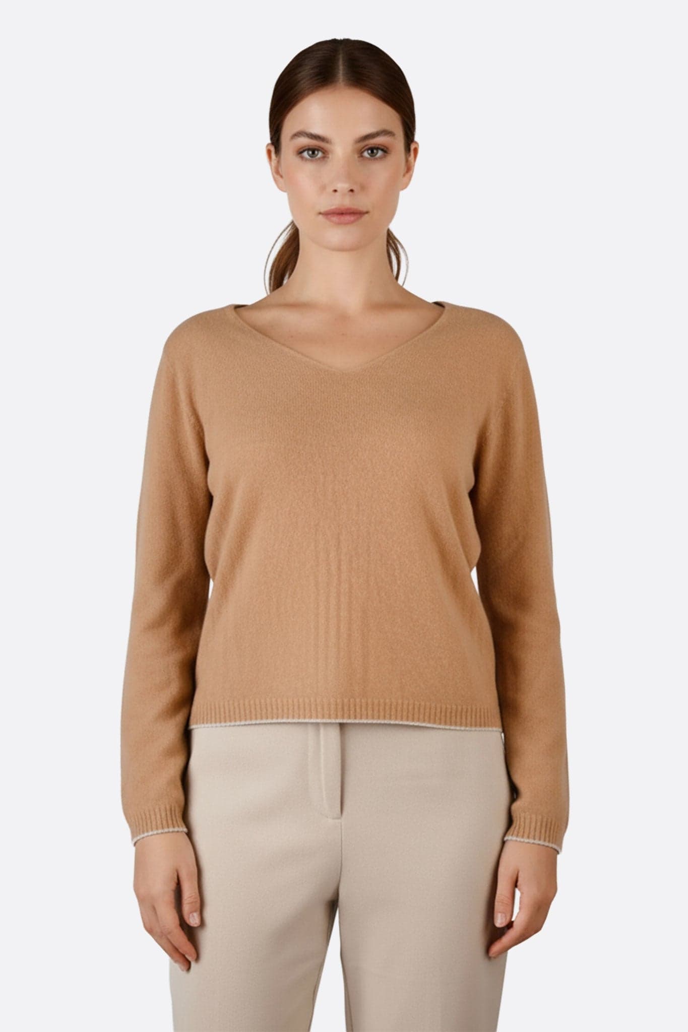 Pull chic beige en laine mérinos et cachemire, col V, avec finitions grises élégantes, parfait pour une soirée raffinée.