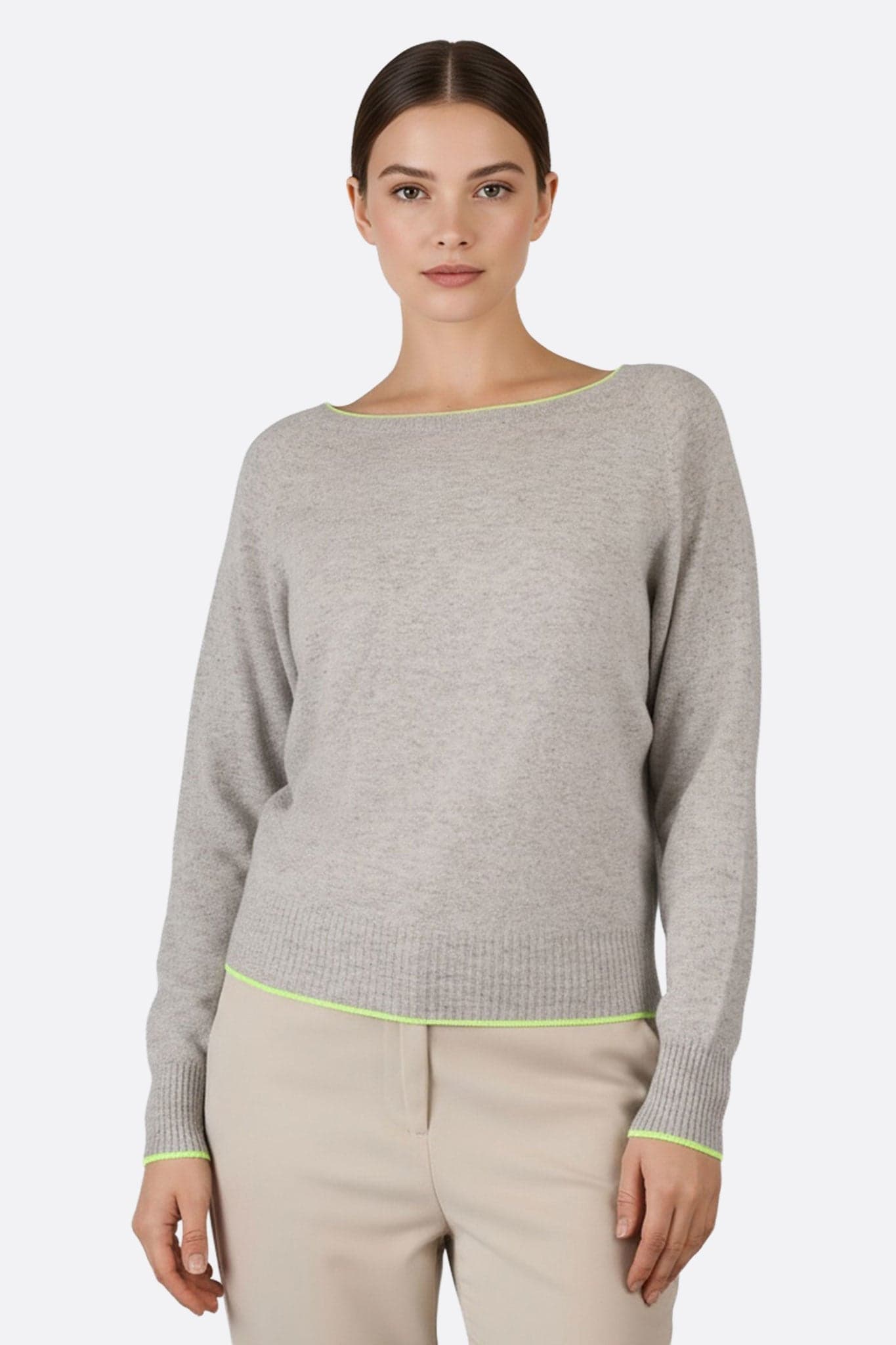 Pull chic gris en laine mérinos et cachemire, détails fluo, idéal pour une soirée élégante ou un look quotidien sophistiqué.