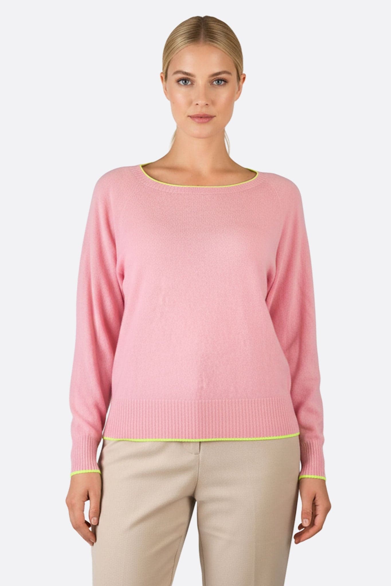 Pull chic rose en laine mérinos et cachemire, avec détails jaune fluo, parfait pour une soirée élégante.