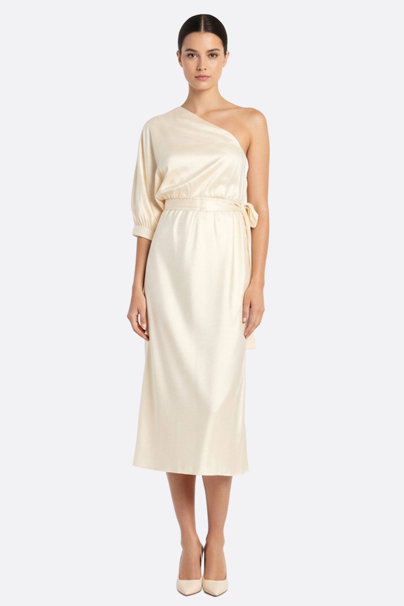 Vestido drapeado en satén crudo, silueta asimétrica chic, ideal para una velada elegante o un evento refinado.