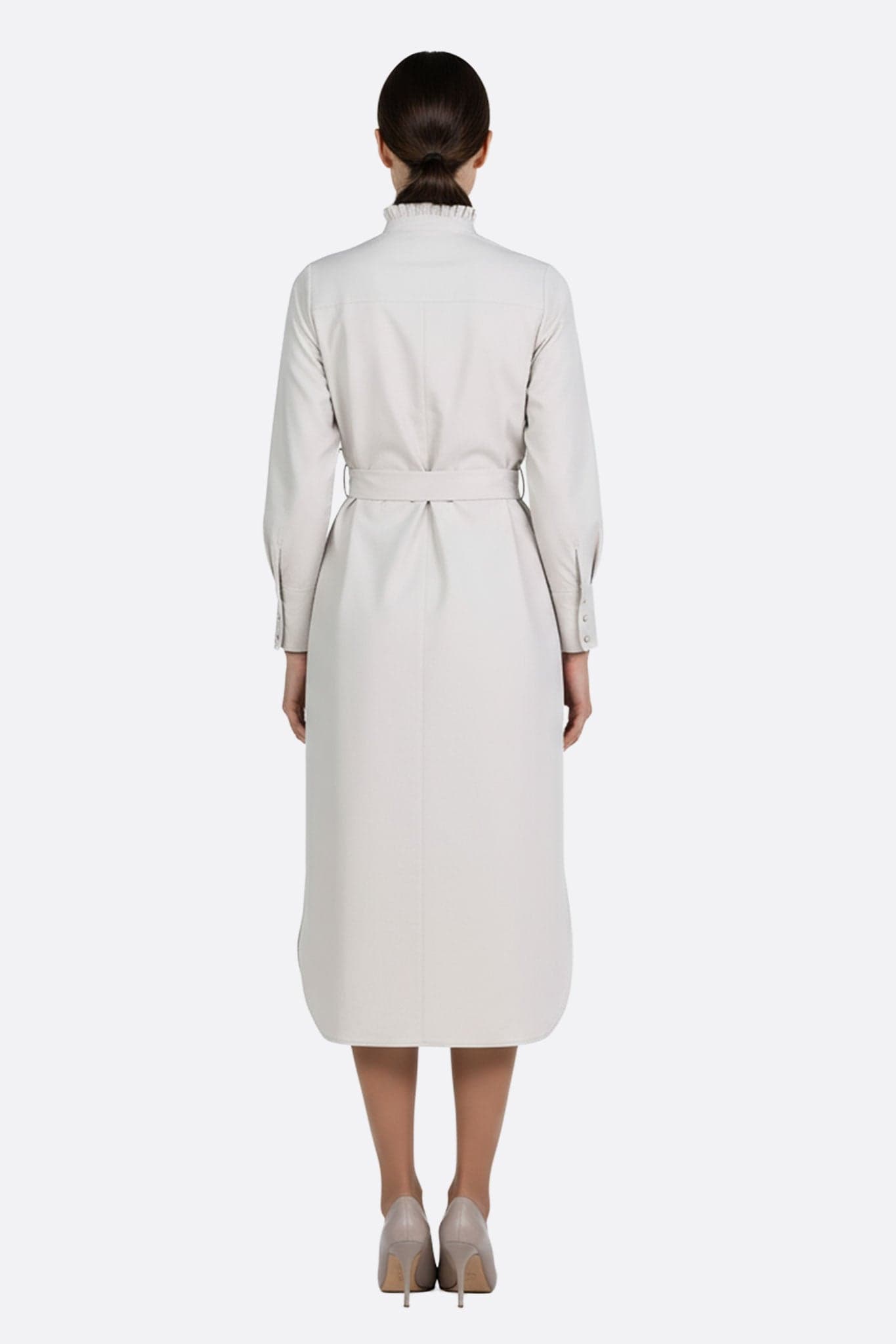 Robe-chemise grise à manches longues, ceinture délicate, vue alternative mettant en avant son col volanté élégant.