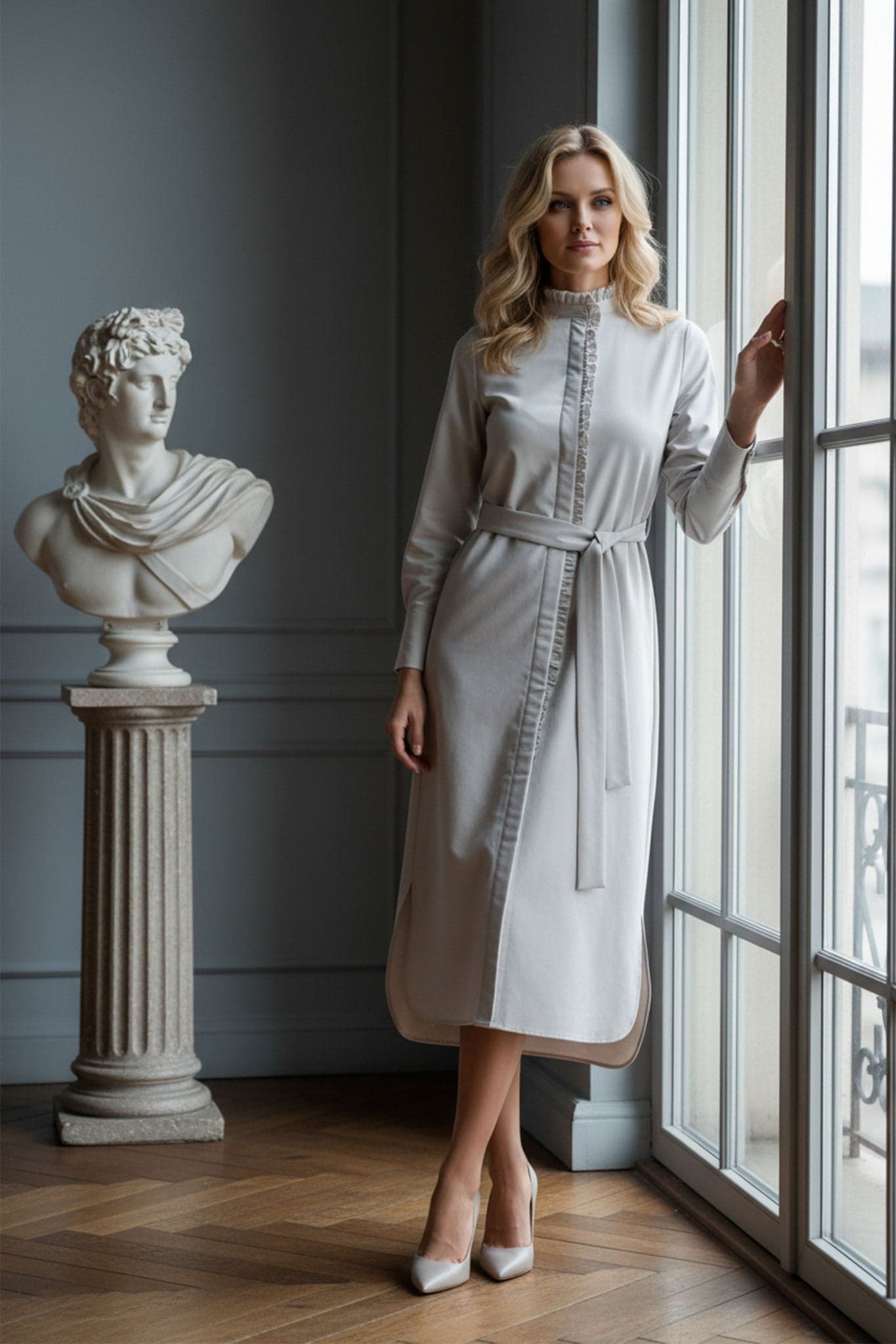 Perspective alternative de la robe-chemise grise à manches longues, mettant en valeur sa ceinture et son col volanté délicat.