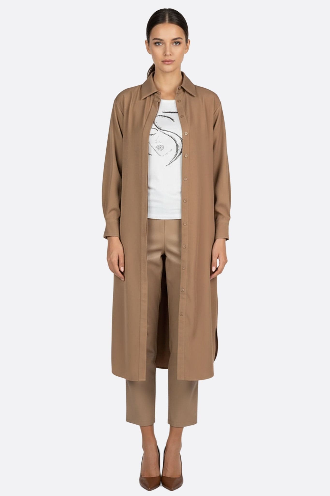 Détail élégant de la robe-chemise beige à boutons, mettant en avant sa coupe fluide et son style minimaliste.