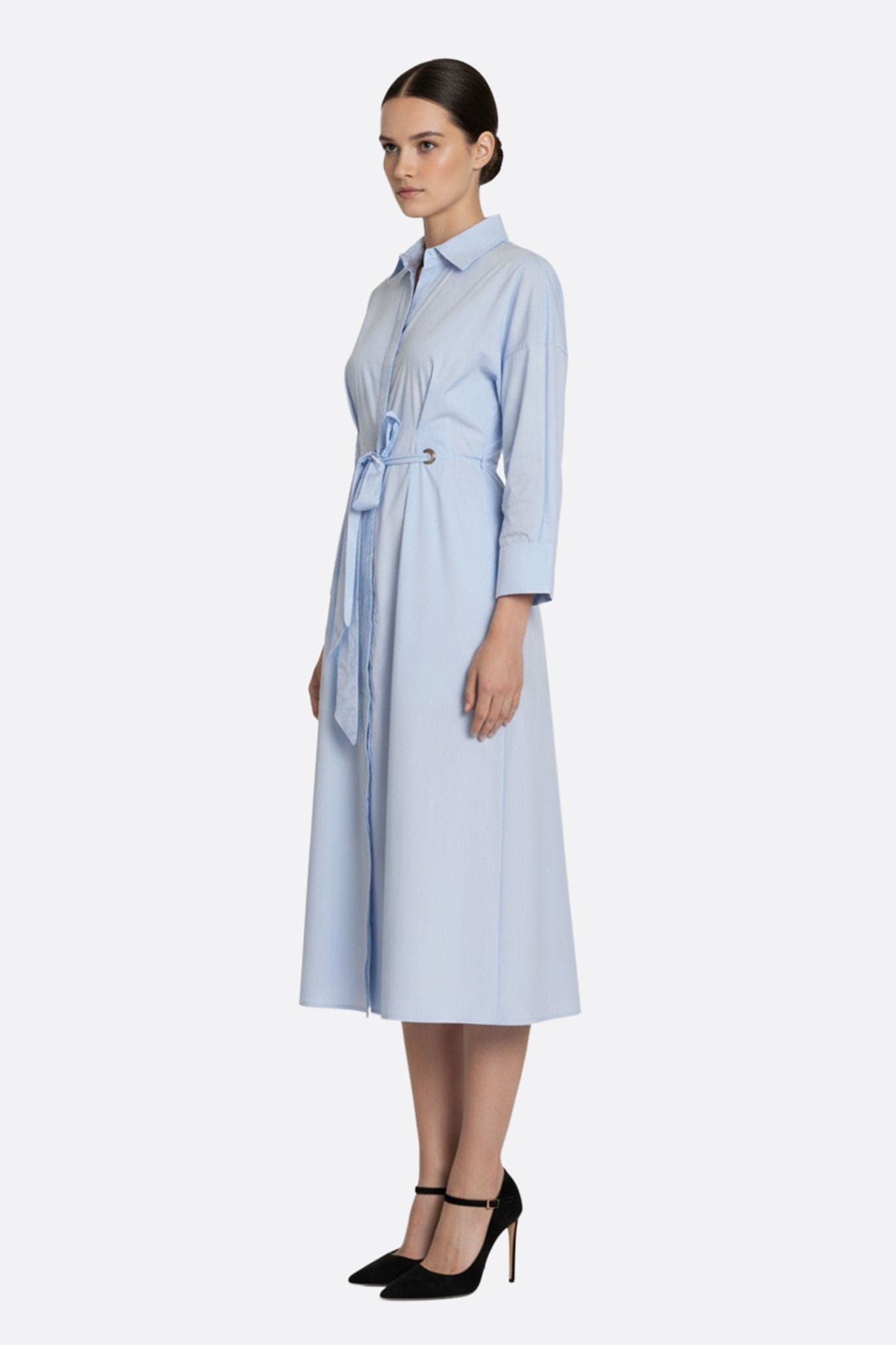 Détail sur la coupe fluide de la robe chemise bleue, idéale pour un look élégant au quotidien ou lors d'événements raffinés.