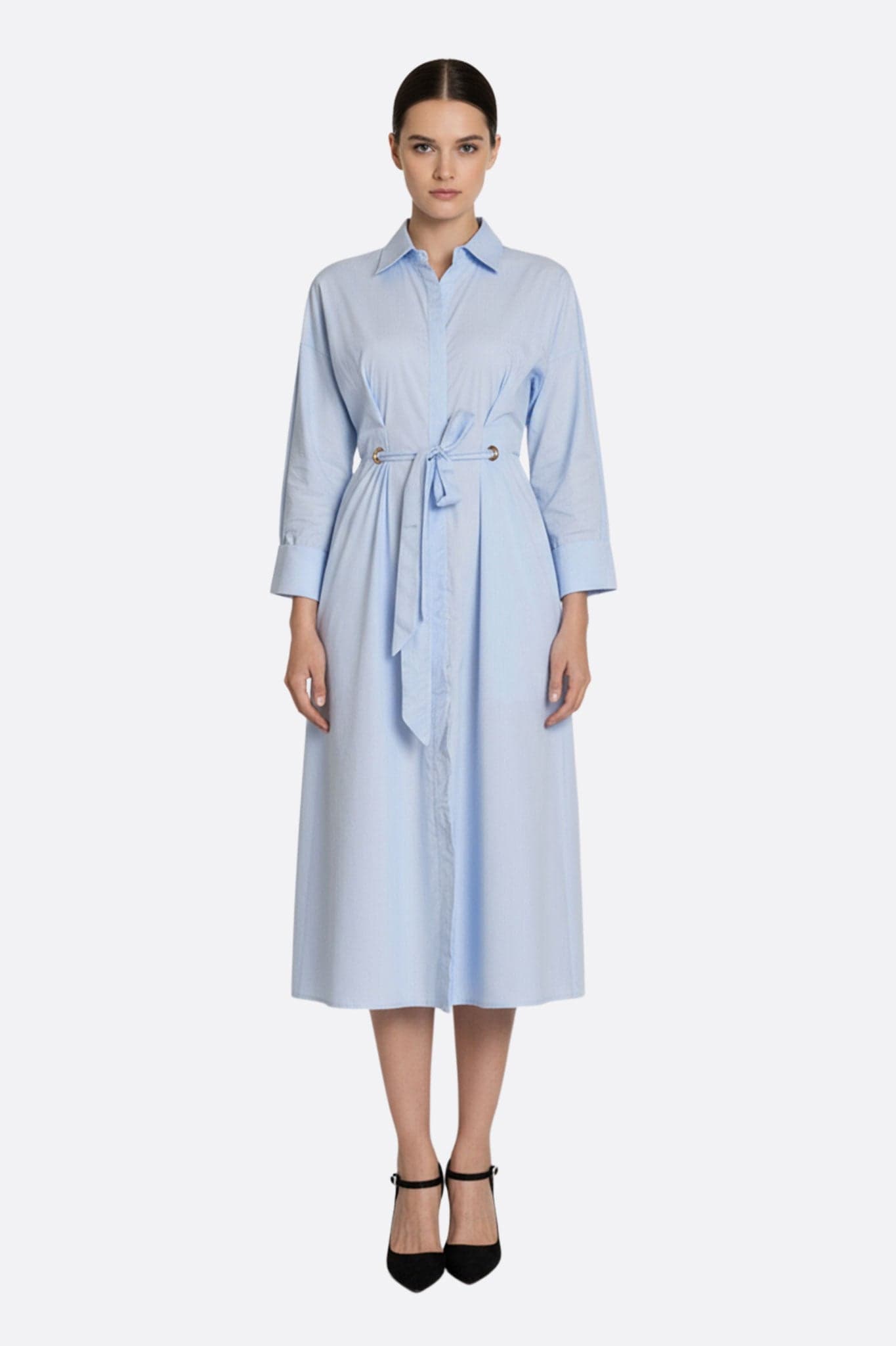 Robe chemise longue fluide en bleu cobalt, élégante et raffinée, parfaite pour une soirée chic ou un rendez-vous au bureau.