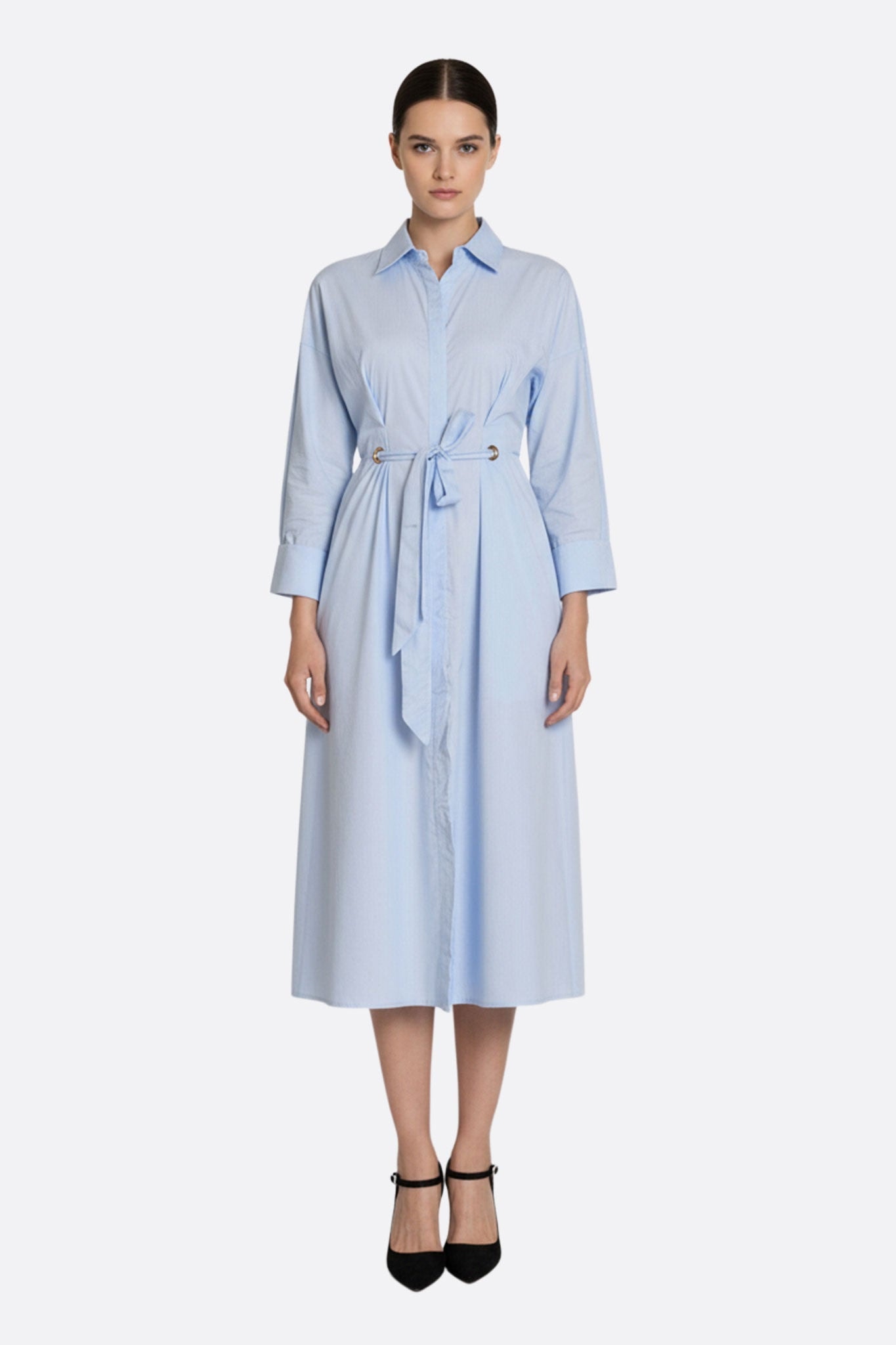 Robe chemise longue fluide en bleu ciel, élégante et raffinée, parfaite pour une soirée chic ou un rendez-vous au bureau.