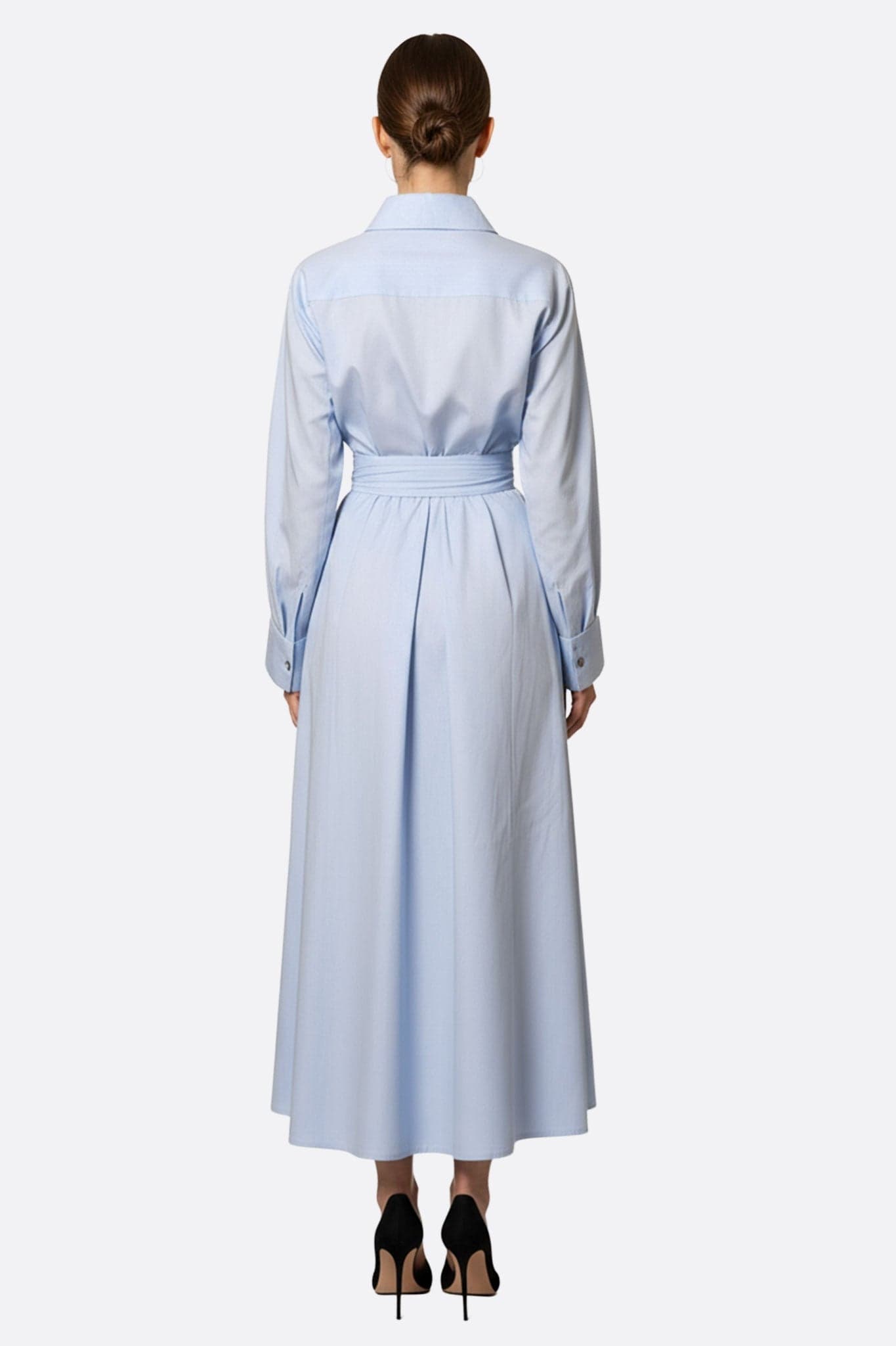 Robe chemise longue bleu ciel à coupe fluide, offrant un style chic pour des occasions décontractées ou formelles.