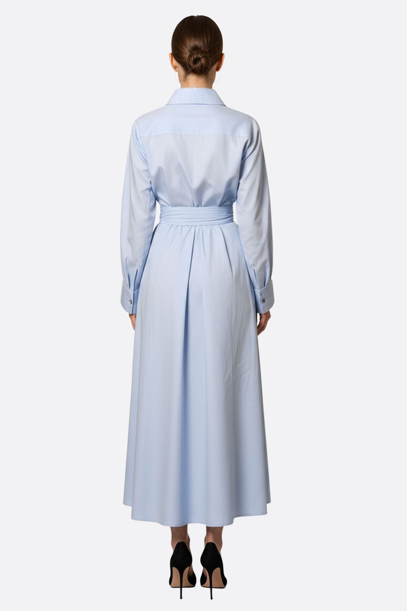 Robe chemise longue bleu ciel à coupe fluide, offrant un style chic pour des occasions décontractées ou formelles.