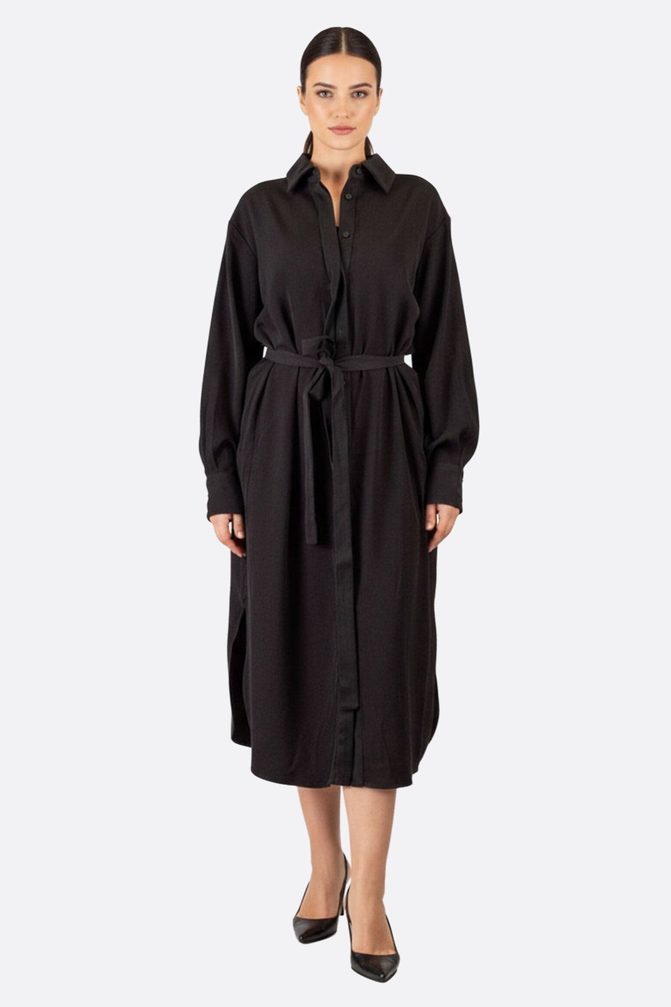 Robe-chemise noire fluide à boutons, silhouette élégante, parfaite pour une soirée chic ou un look décontracté raffiné.