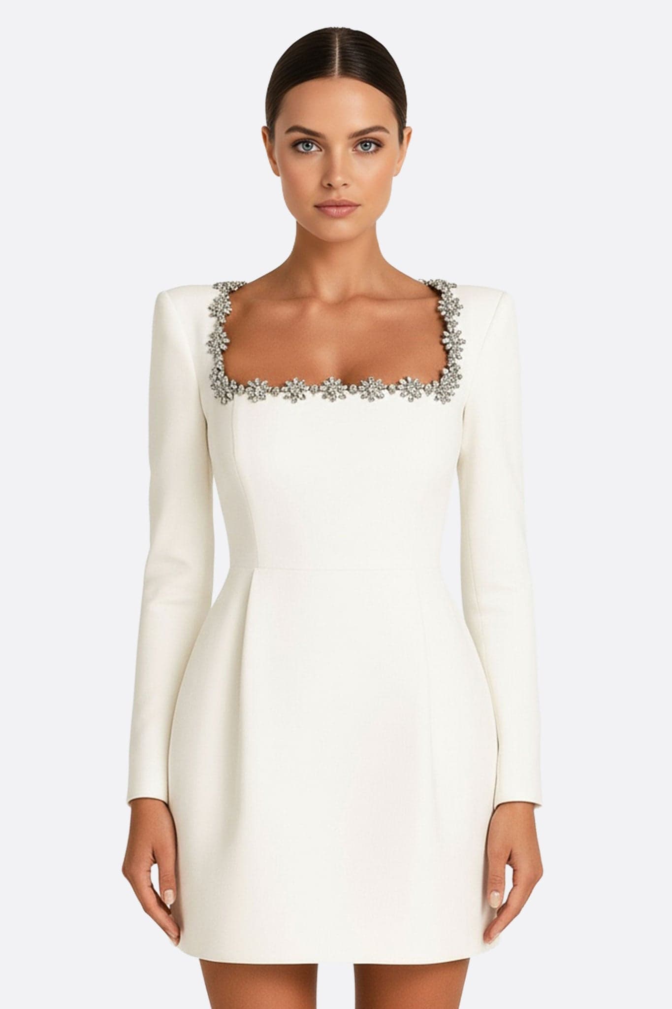 Kurzes weißes Crêpe-Kleid mit Schmuck verziert, elegant und raffiniert, ideal für stilvolle Anlässe
