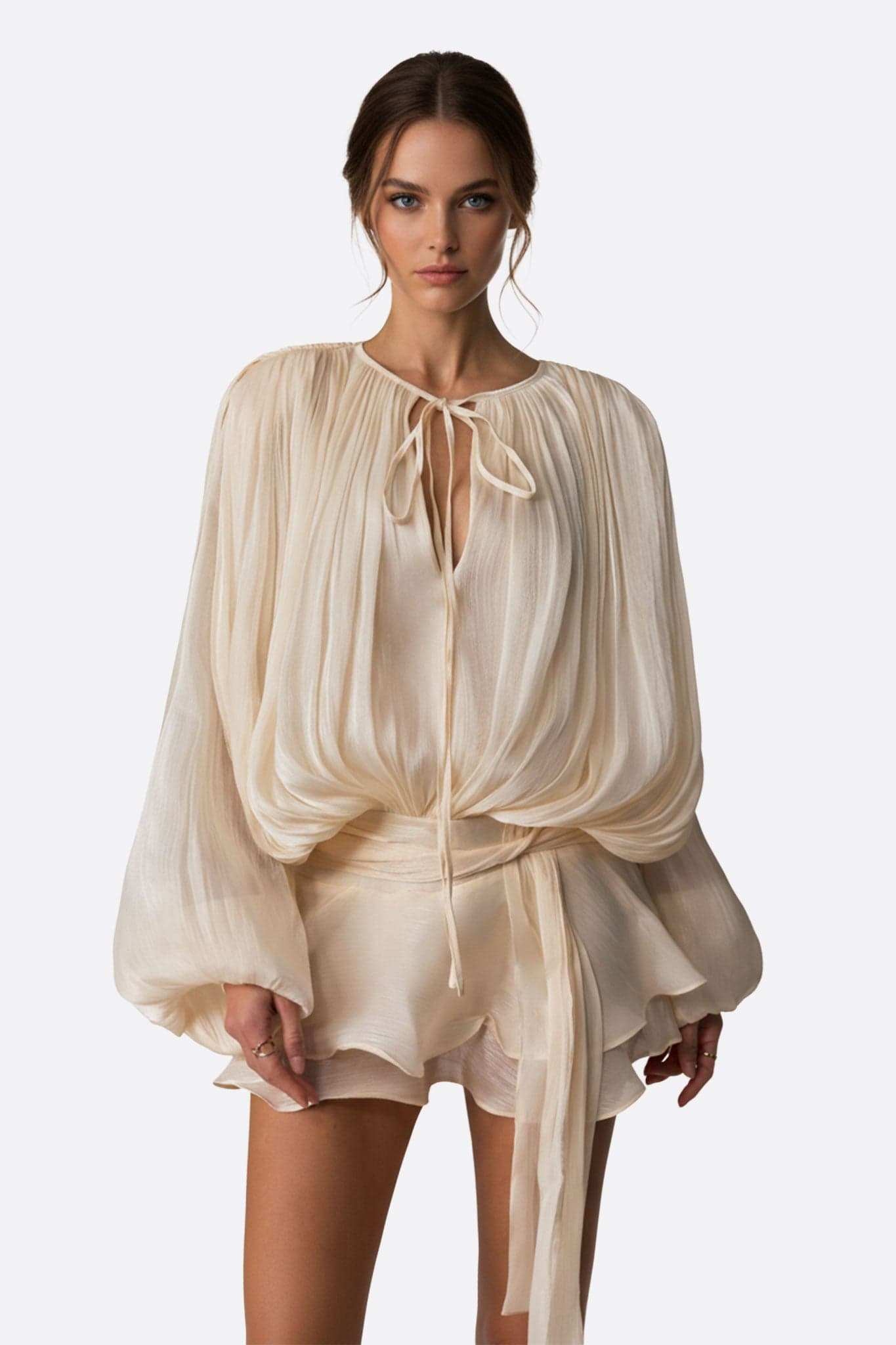 Elegante mini Robe in zartem Puderrosa mit drapierten Volants, perfekt für festliche Anlässe oder entspannte Abende.