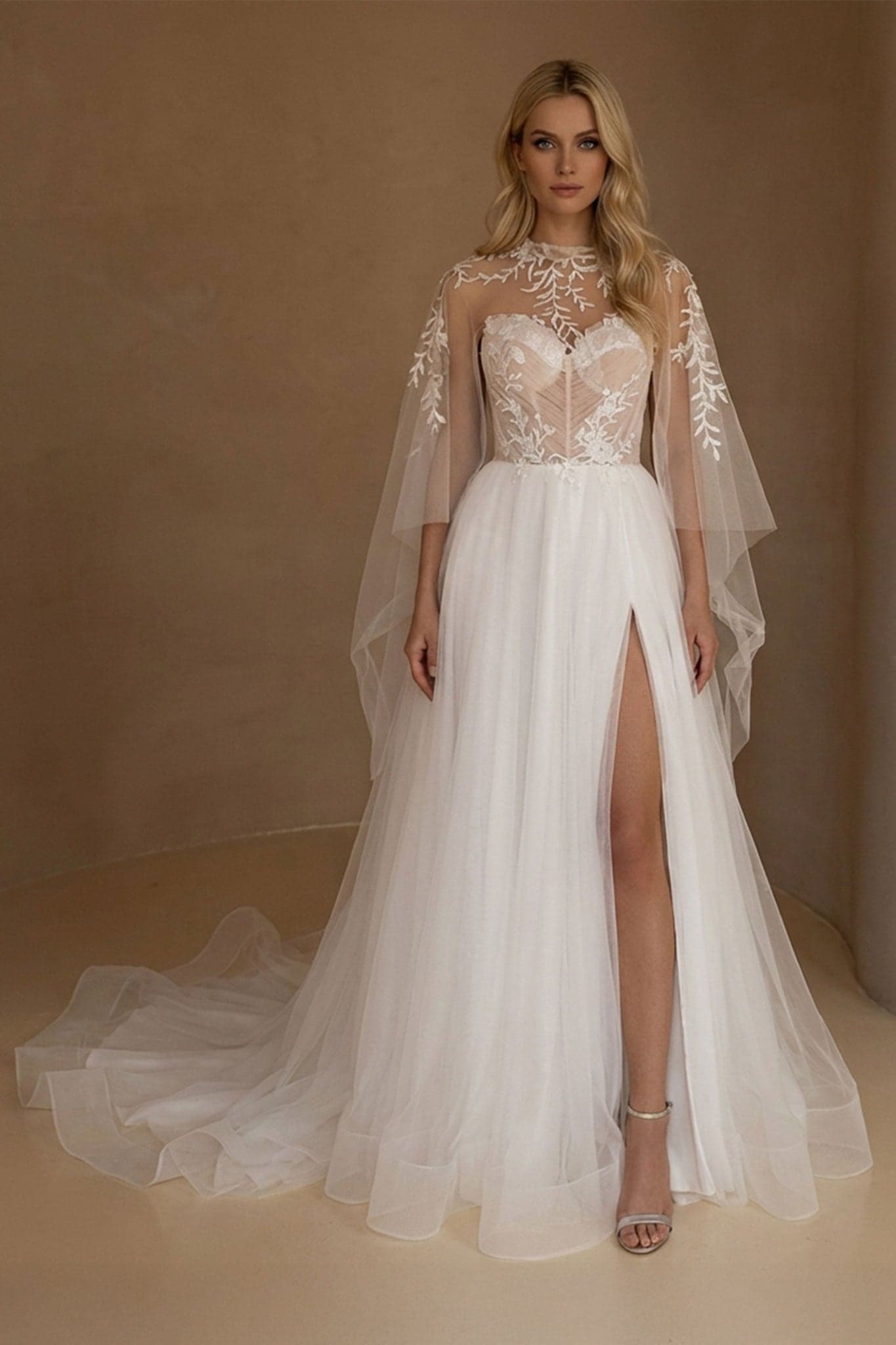 Refined detail of the Alena wedding dress, highlighting the white tulle bustier and overcoat for an elegant wedding.