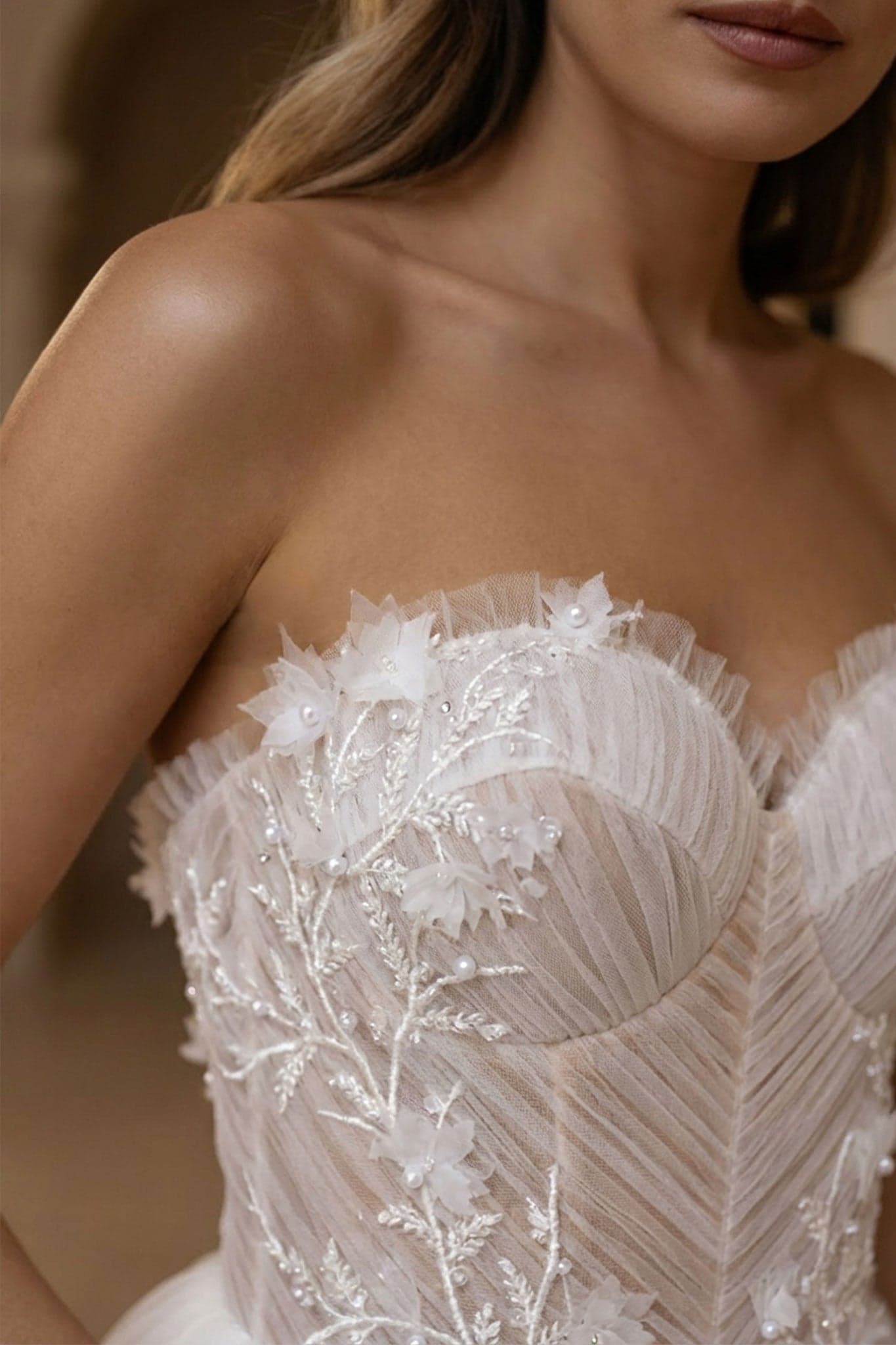 Delicate detail of the Alena wedding dress, white tulle bustier and overcoat, for a romantic and elegant allure.